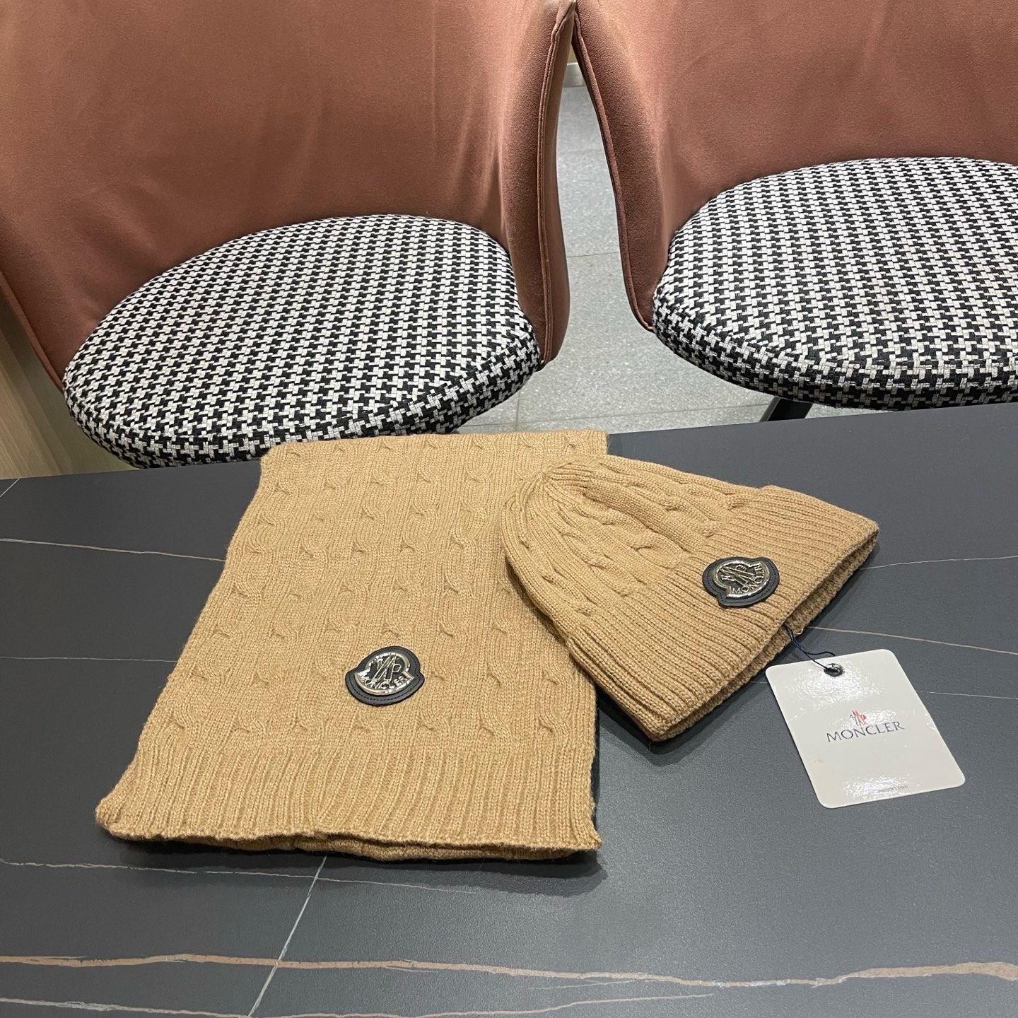 P165 MONCLER（蒙口）新款围巾帽子两件套😍 保暖又时尚👍休闲百搭