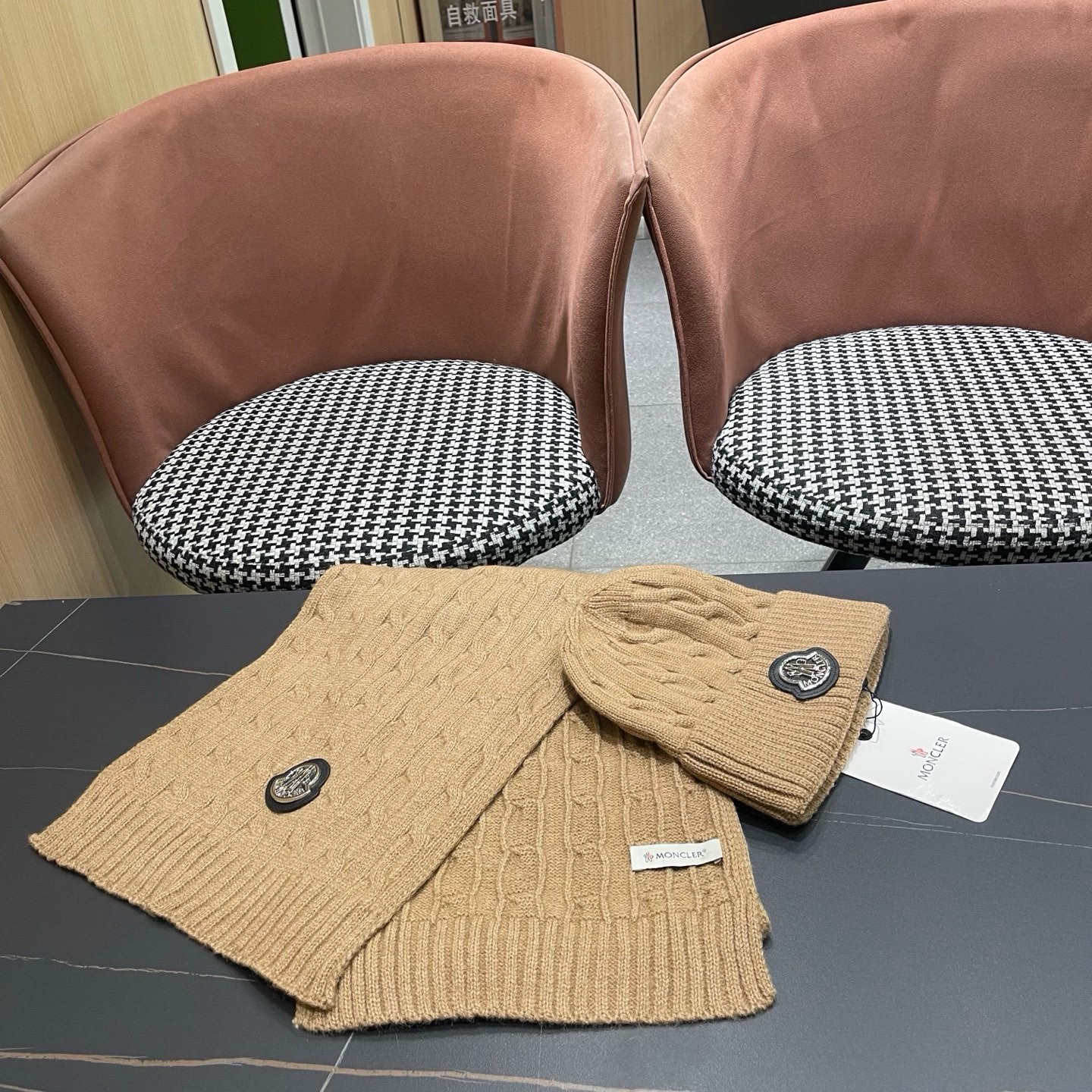 P165 MONCLER（蒙口）新款围巾帽子两件套😍 保暖又时尚👍休闲百搭