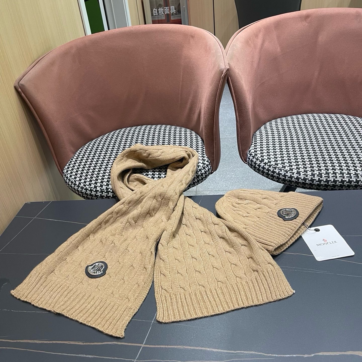 P165 MONCLER（蒙口）新款围巾帽子两件套😍 保暖又时尚👍休闲百搭