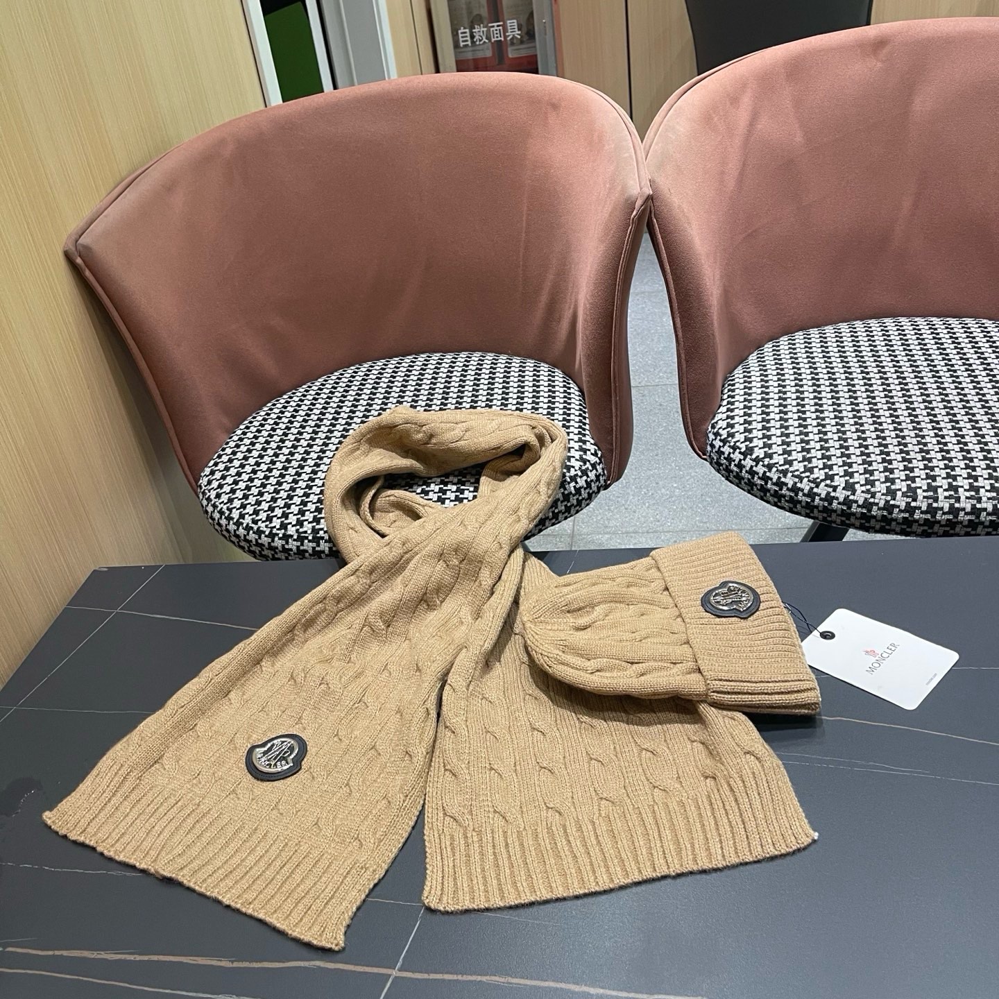 P165 MONCLER（蒙口）新款围巾帽子两件套😍 保暖又时尚👍休闲百搭