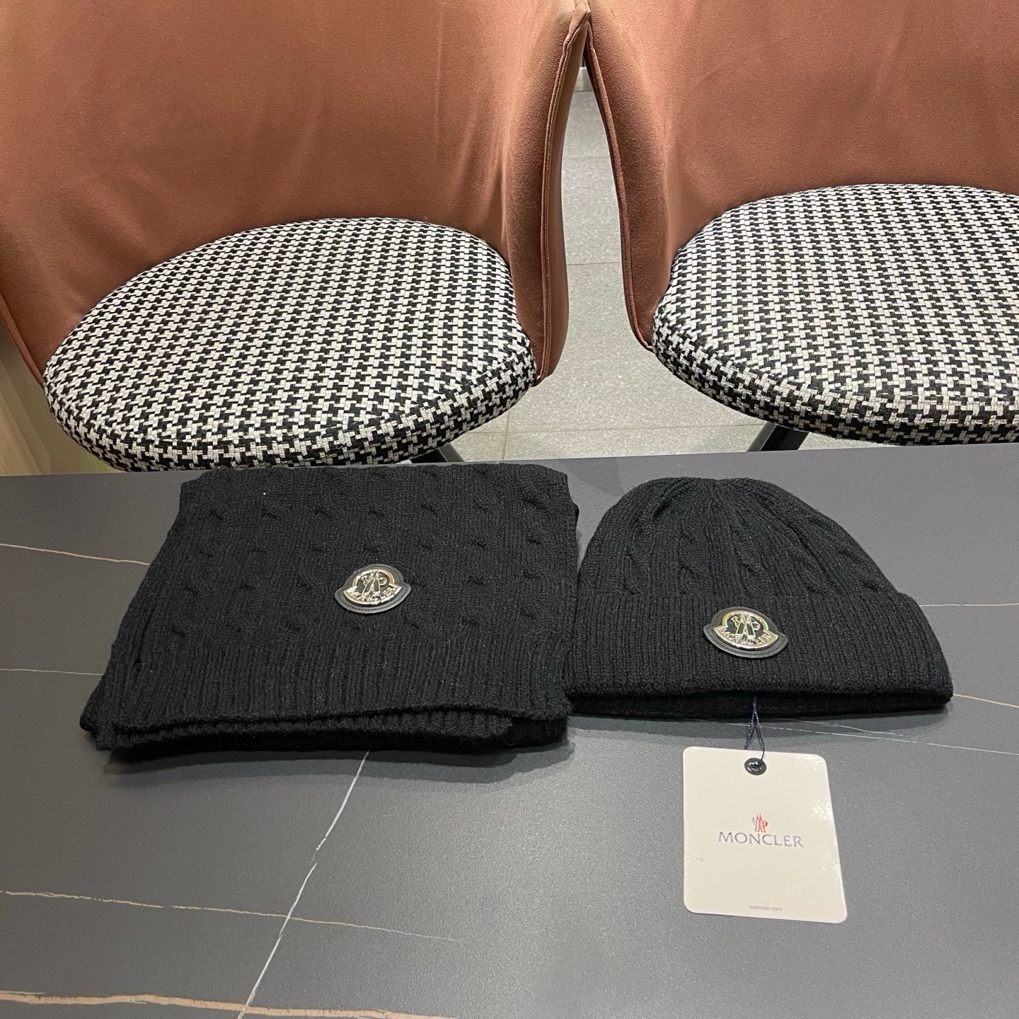 P165 MONCLER（蒙口）新款围巾帽子两件套😍 保暖又时尚👍休闲百搭