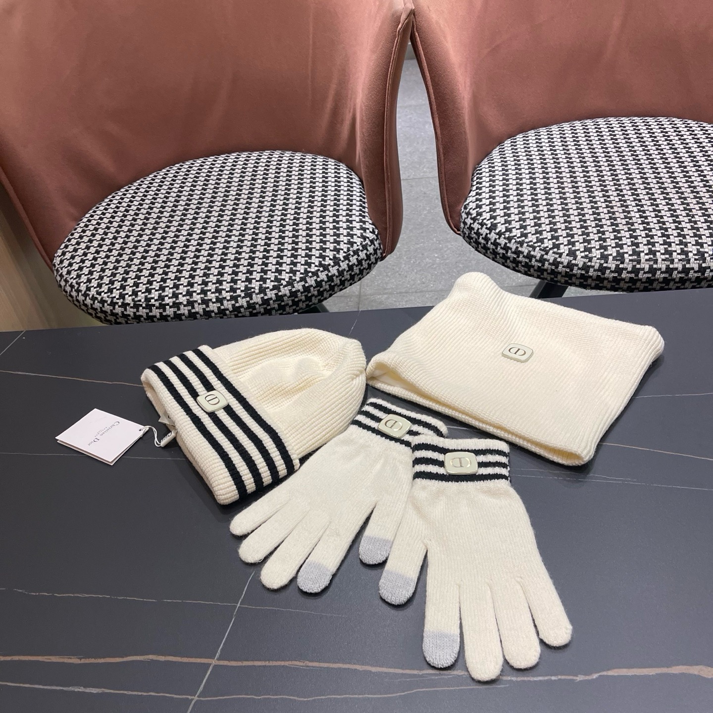 P195 Dior迪奥 冬季新款保暖帽子女围巾手套三件套
加厚羊驼绒针织条纹毛线帽男潮