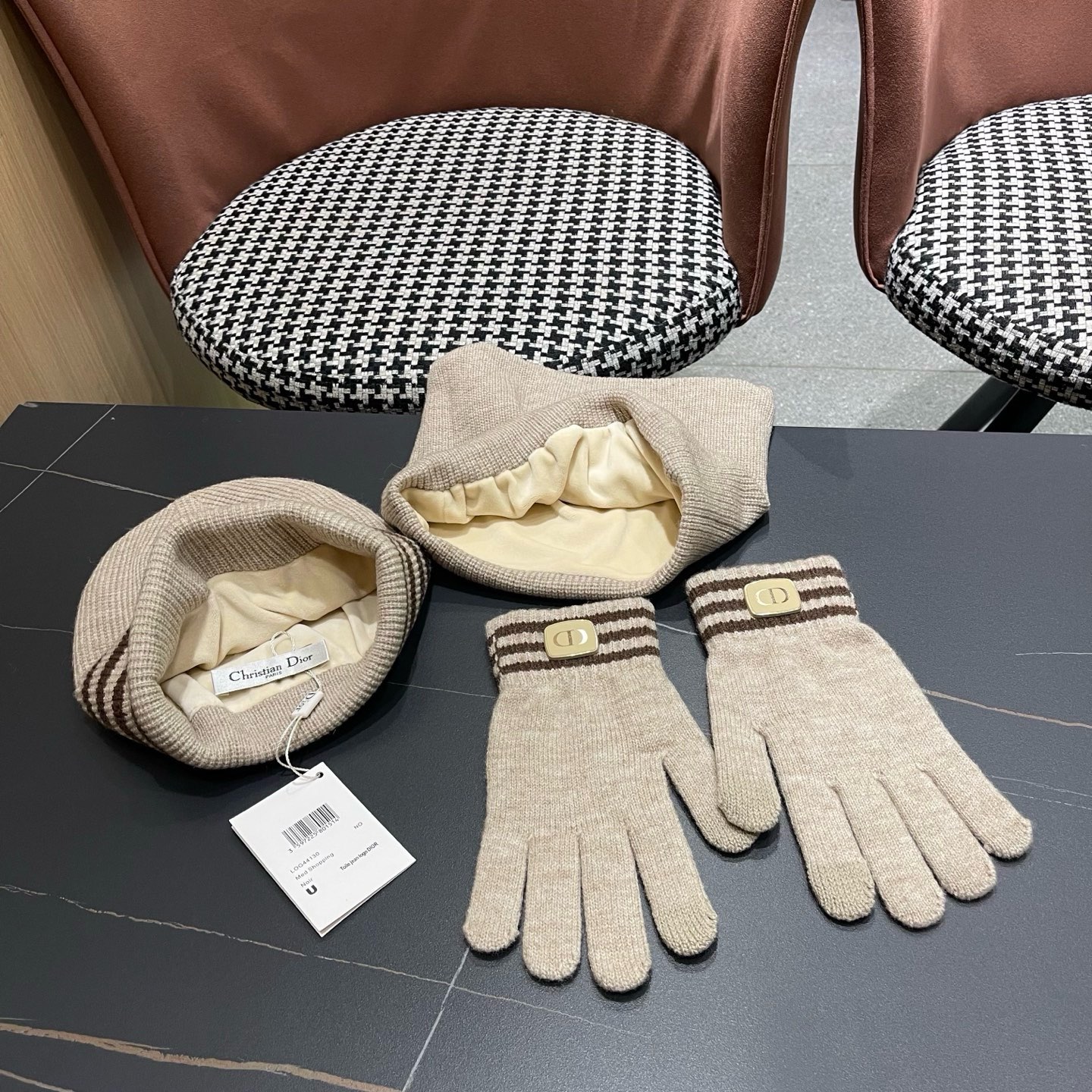 P195 Dior迪奥 冬季新款保暖帽子女围巾手套三件套
加厚羊驼绒针织条纹毛线帽男潮