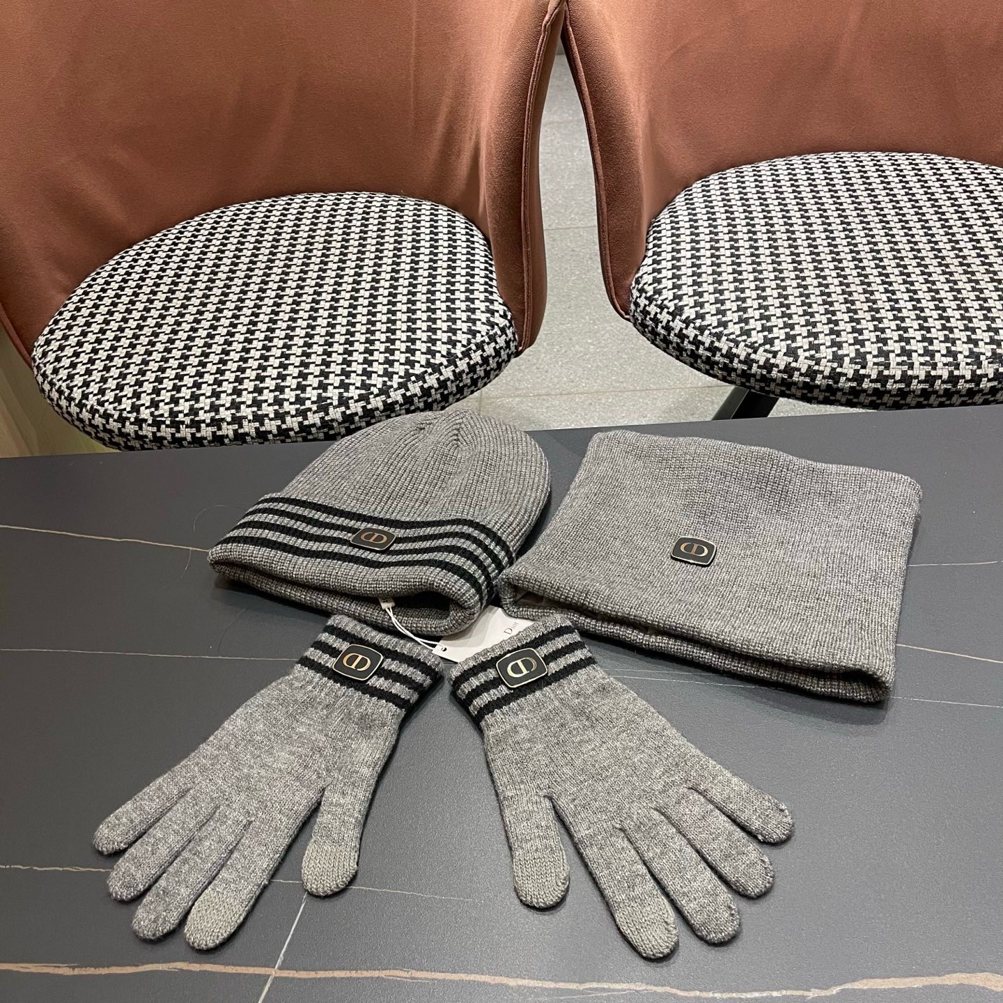 P195 Dior迪奥 冬季新款保暖帽子女围巾手套三件套
加厚羊驼绒针织条纹毛线帽男潮