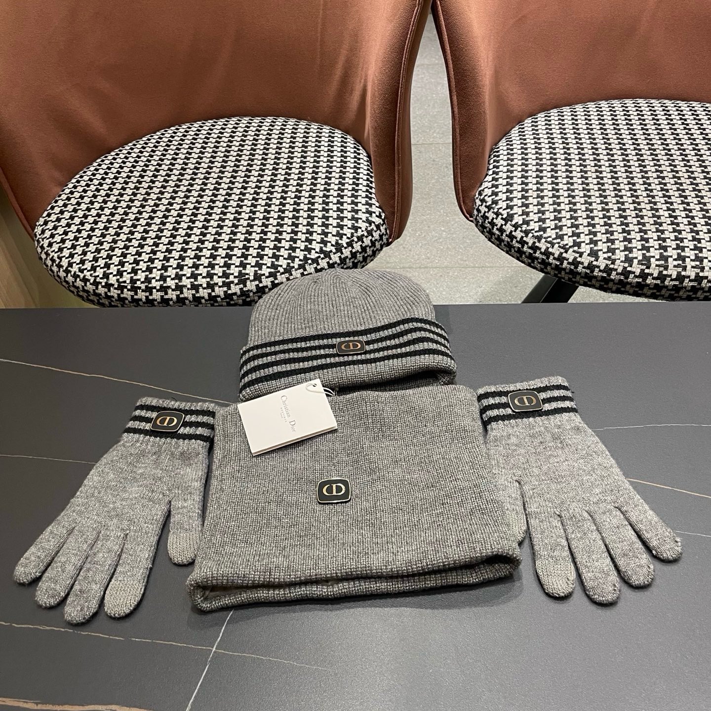 P195 Dior迪奥 冬季新款保暖帽子女围巾手套三件套
加厚羊驼绒针织条纹毛线帽男潮