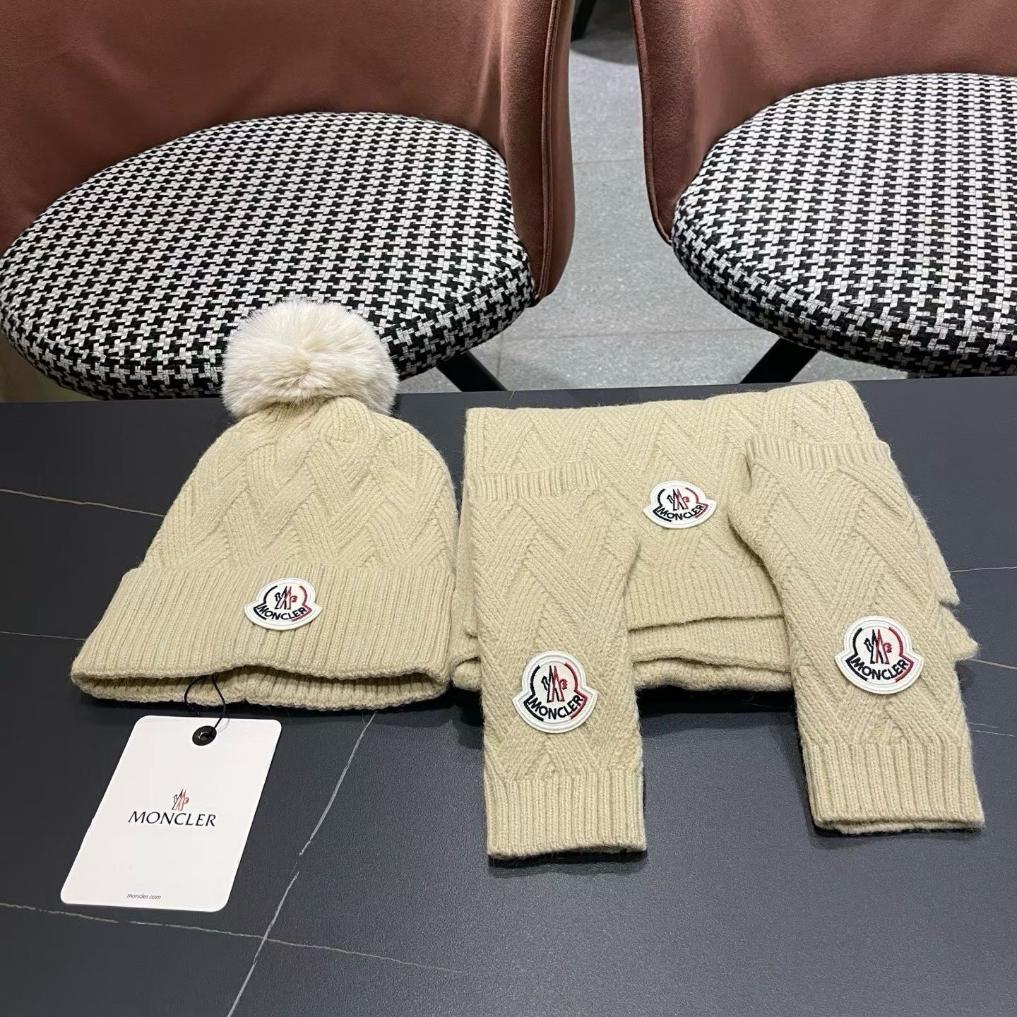 NO:701697,Moncler Moncler three-piece muzzle set, gloves, hat, scarf, very soft and skin-friendly, very elastic, textured and very versatile style ~ warm, one size fits all and elastic ~ unisex, can be worn by any head size. The quality is super good. I sincerely recommend the suit, suit, Moncler, Moncler, gloves, hats19860909蒙口Moncler盟可睐蒙口三件套 手套 帽子 围巾 非常柔软亲肤,弹性很好有质感又非常百搭的款式~保暖的 均码有弹性~男女通用,任何头围都可以佩戴.质量超好真心推荐套装,套装,Moncler,Moncler,gloves,hats,accessory