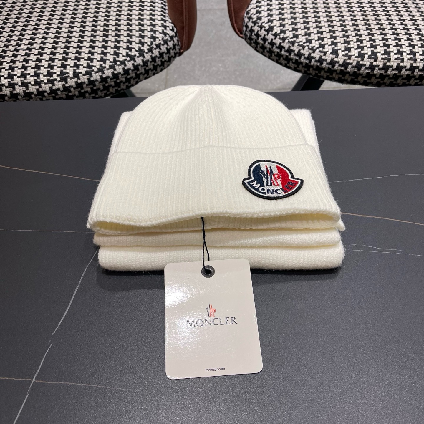 NO:701691,Moncler Mouth Cover Set Hat + Scarf Autumn and Winter Knitted Beanie Hat This must be a favorite of minimalism. It is clean, neat, fashionable and versatile, and will definitely not be picky about your face shape!  A fashionable classic that lasts forever!  Both men and women are welcome!  suit,suit,Moncler,hats19860909Moncler 蒙口套装帽子+围巾秋冬款针织毛线帽这款必定是极简主义的最爱干净,利索,时尚百搭,绝对不挑脸型！ 属于时尚经典的万年款！ 男女都可！套装,套装,Moncler,hats,accessory
