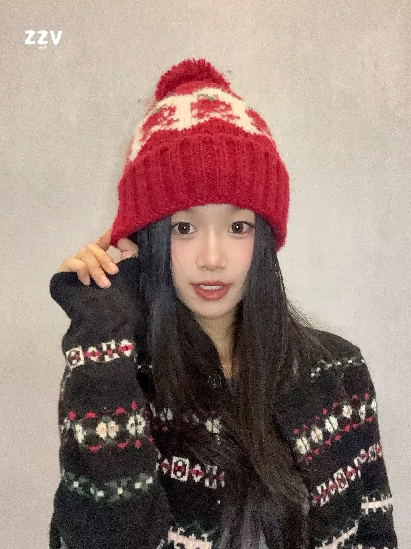 NO:643650,MONCLER Meng Mouth 2025 New Fair Isle Plaid Cute Cherry Fur Ball Knitted Hat Women's Autumn and Winter Warm Ear Protection Woolen Hat Hat Fisherman Hat Baseball Cap Knitted Hat, Hat, Moncler, espadrilles, hats19860909MONCLER蒙口2025新款费尔岛格纹可爱樱桃毛球针织帽子女秋冬季保暖护耳毛线帽帽子渔夫帽棒球帽针织帽,帽子,Moncler,espadrilles,hats,hat