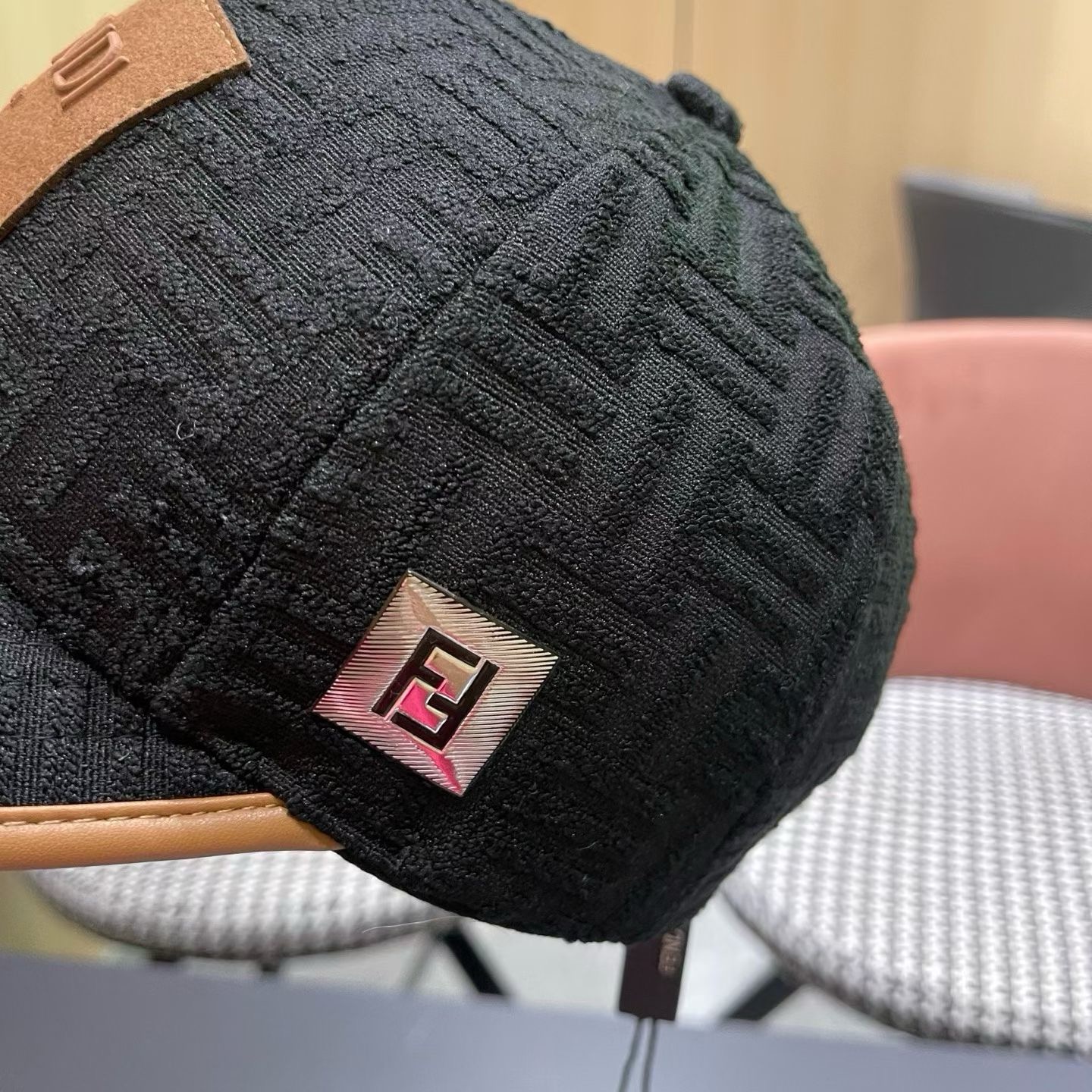 Fendi（芬迪）新款原单棒球帽， 专柜常年热卖款，口碑极佳，1:1开模订制，轻盈透气！质量超赞，基础头