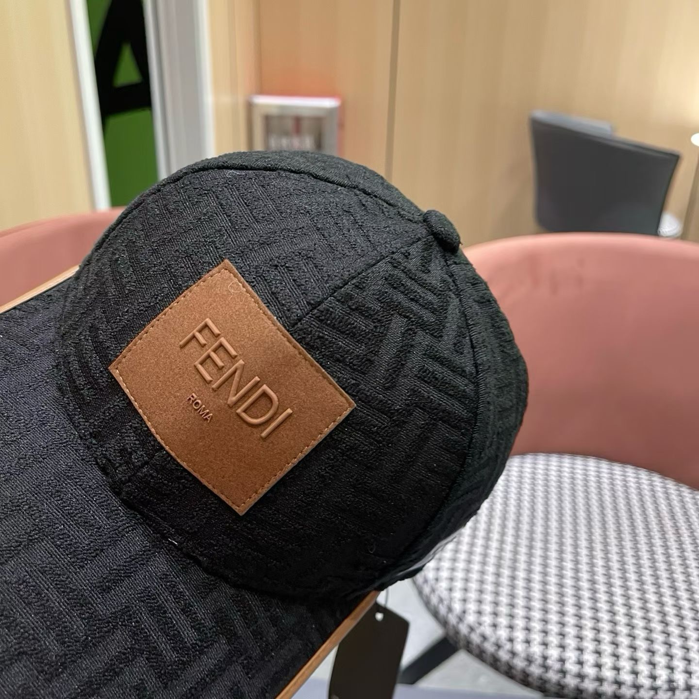 Fendi（芬迪）新款原单棒球帽， 专柜常年热卖款，口碑极佳，1:1开模订制，轻盈透气！质量超赞，基础头