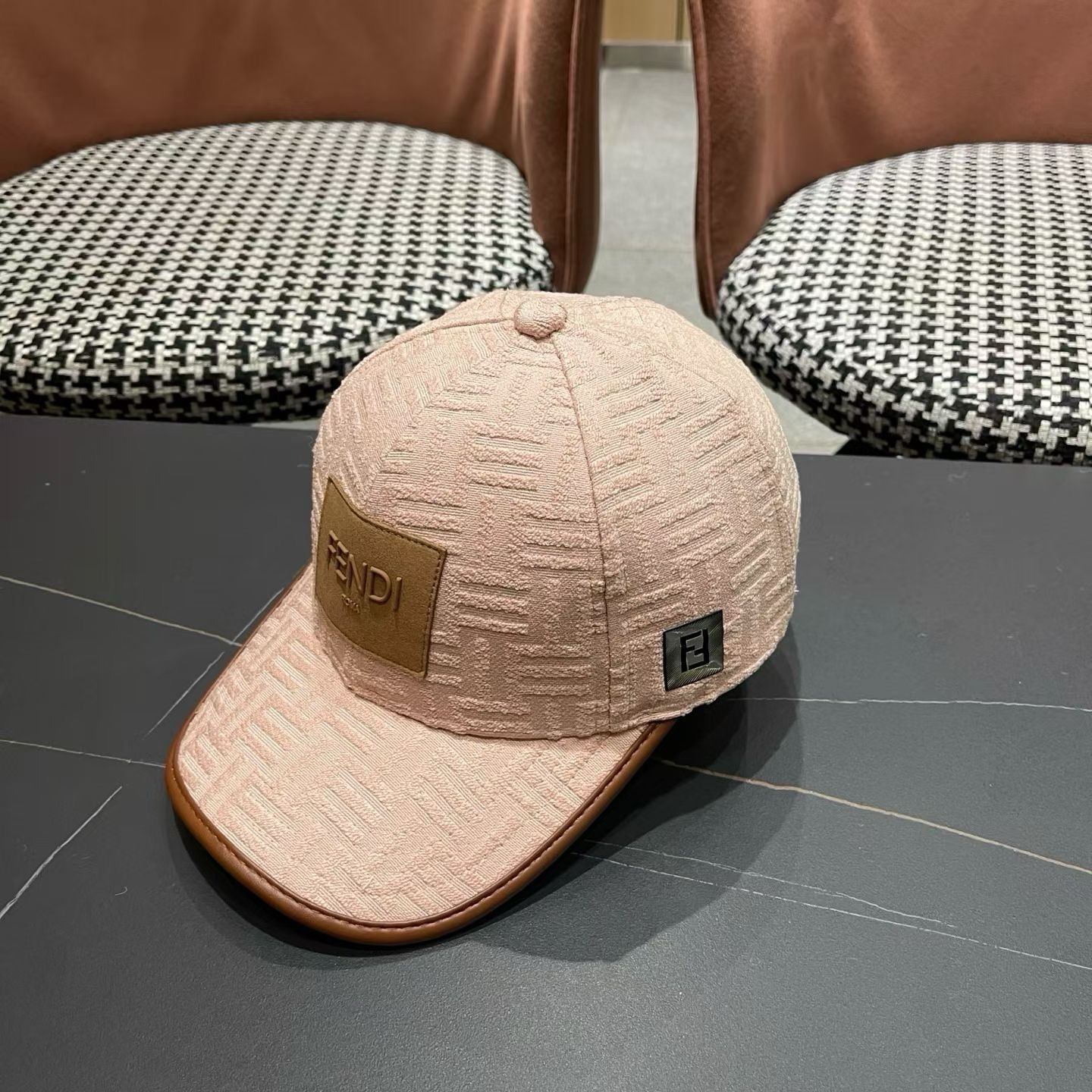 Fendi（芬迪）新款原单棒球帽， 专柜常年热卖款，口碑极佳，1:1开模订制，轻盈透气！质量超赞，基础头