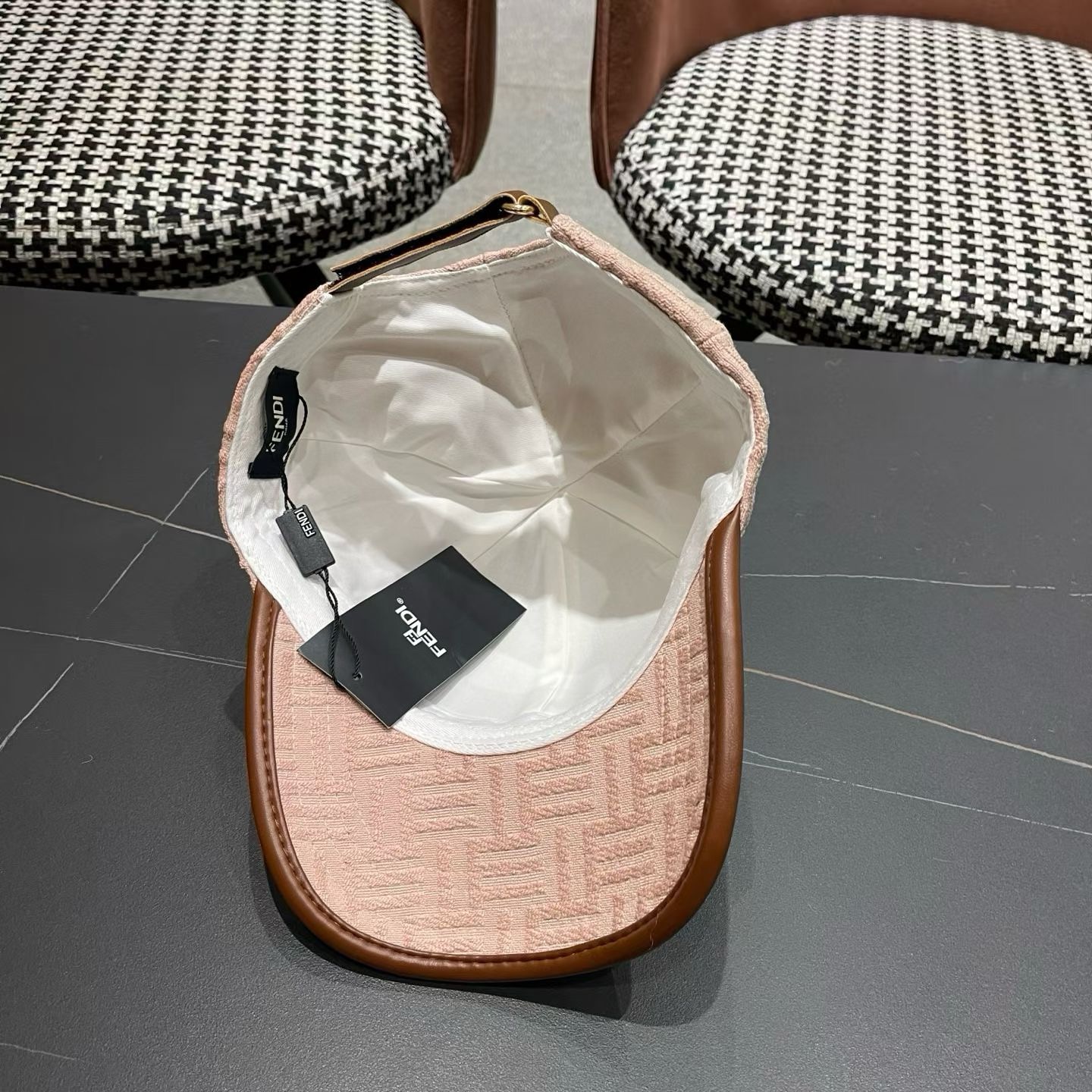 Fendi（芬迪）新款原单棒球帽， 专柜常年热卖款，口碑极佳，1:1开模订制，轻盈透气！质量超赞，基础头