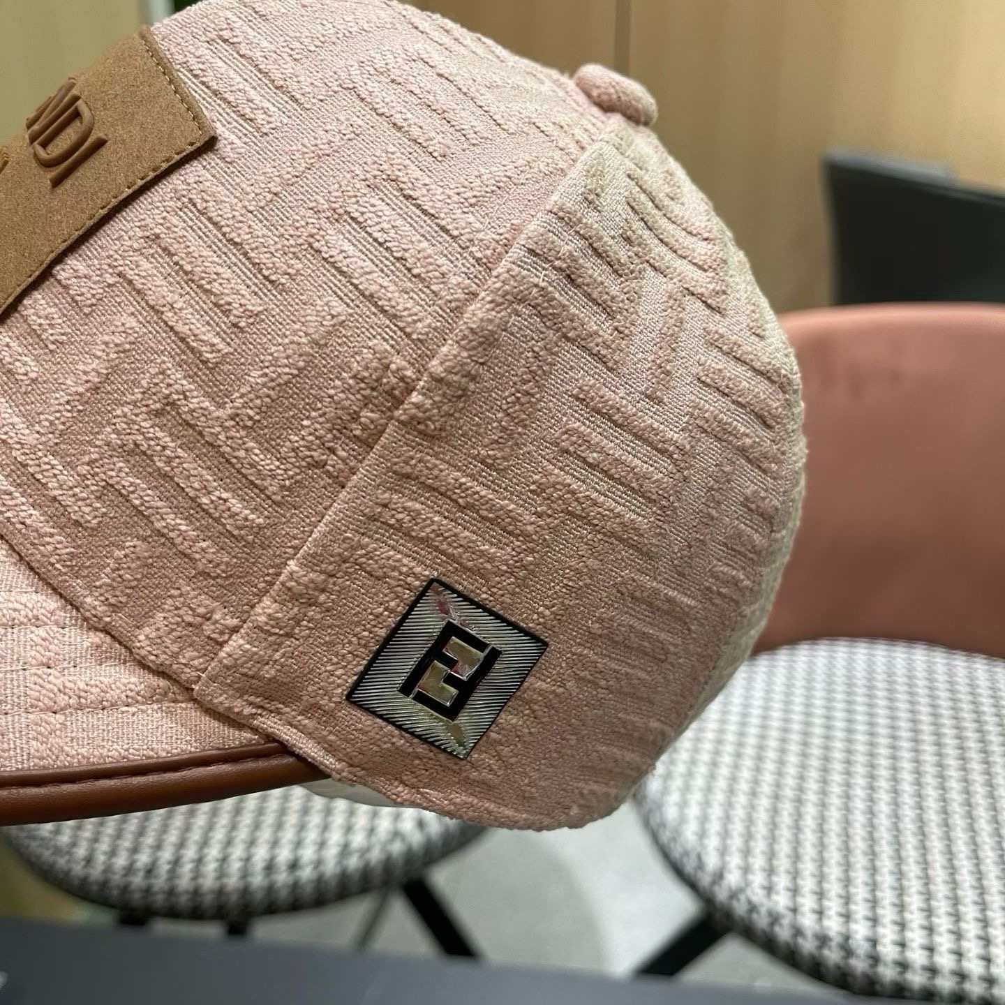 Fendi（芬迪）新款原单棒球帽， 专柜常年热卖款，口碑极佳，1:1开模订制，轻盈透气！质量超赞，基础头