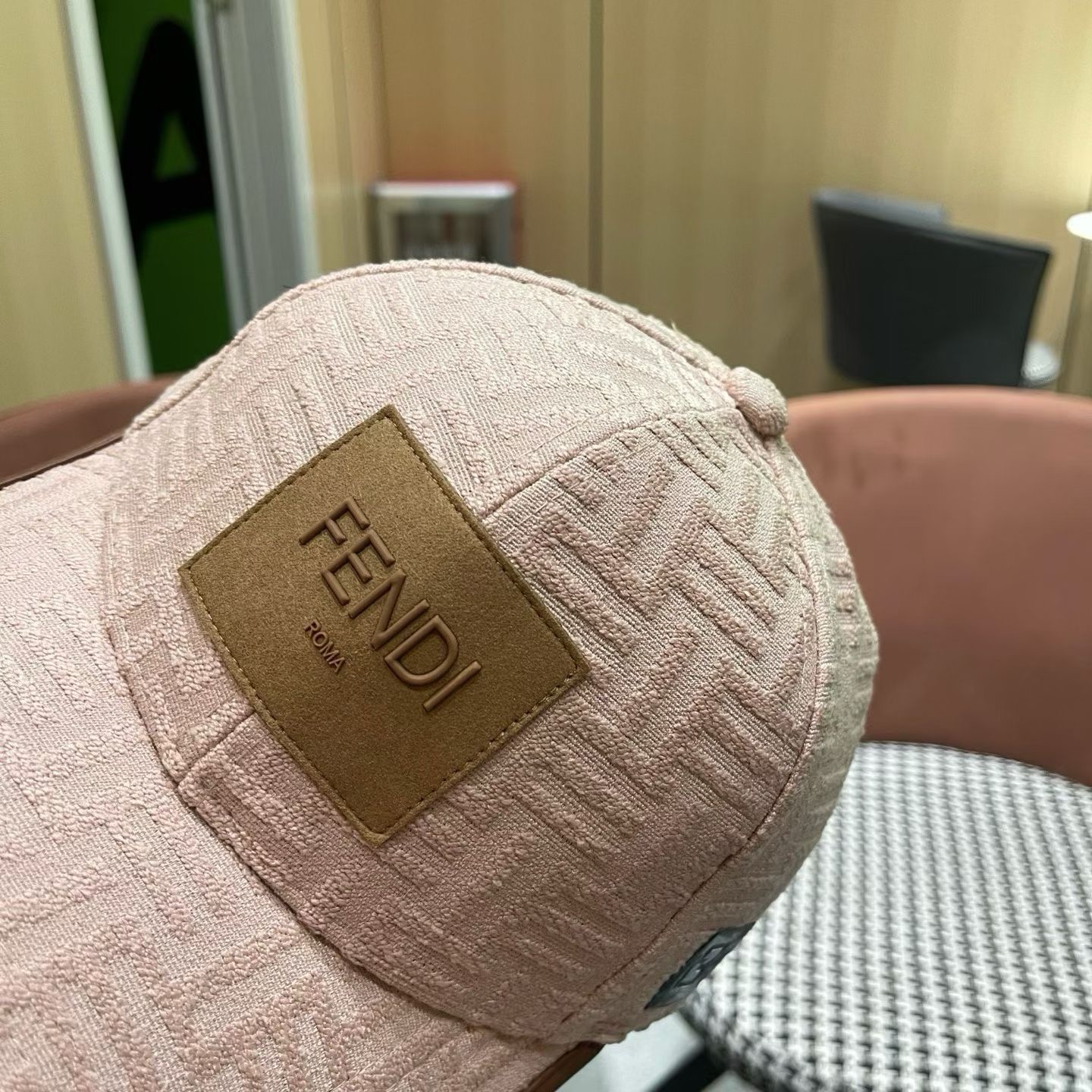 Fendi（芬迪）新款原单棒球帽， 专柜常年热卖款，口碑极佳，1:1开模订制，轻盈透气！质量超赞，基础头