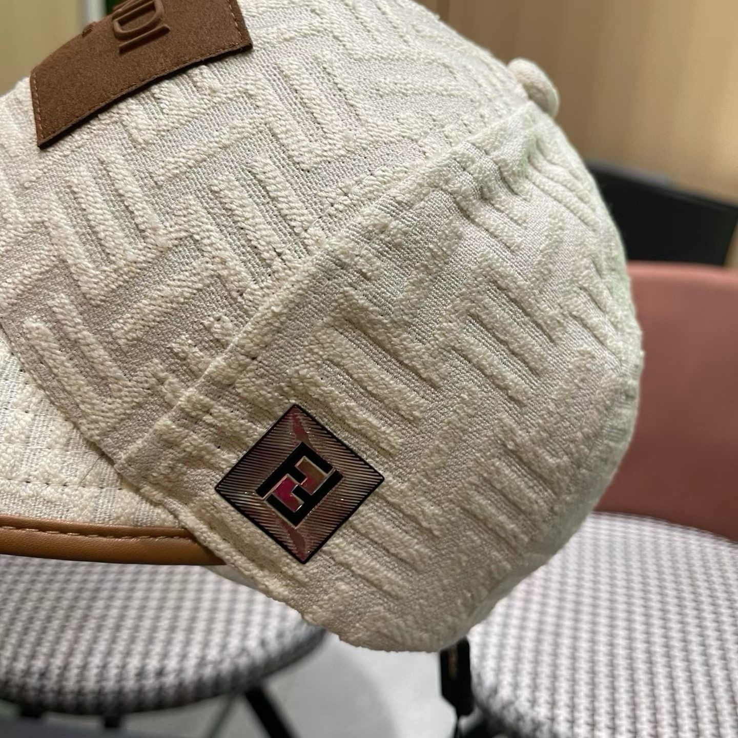 Fendi（芬迪）新款原单棒球帽， 专柜常年热卖款，口碑极佳，1:1开模订制，轻盈透气！质量超赞，基础头