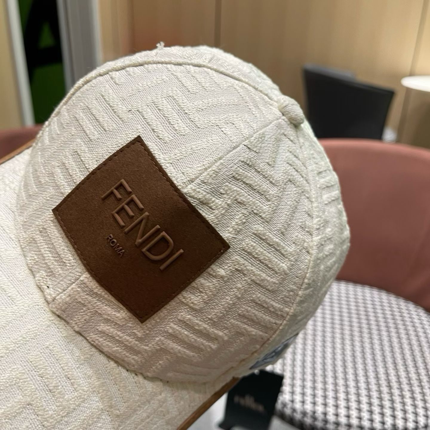 Fendi（芬迪）新款原单棒球帽， 专柜常年热卖款，口碑极佳，1:1开模订制，轻盈透气！质量超赞，基础头