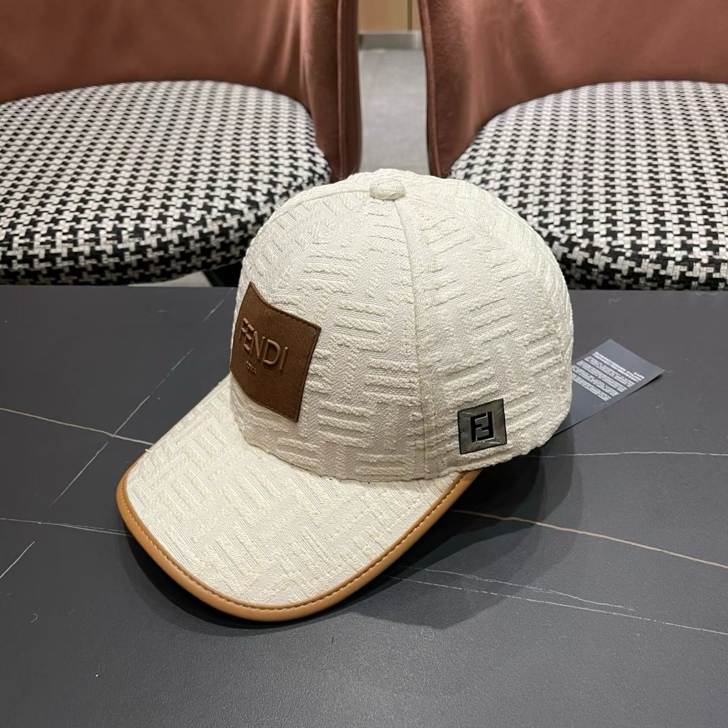 Fendi（芬迪）新款原单棒球帽， 专柜常年热卖款，口碑极佳，1:1开模订制，轻盈透气！质量超赞，基础头