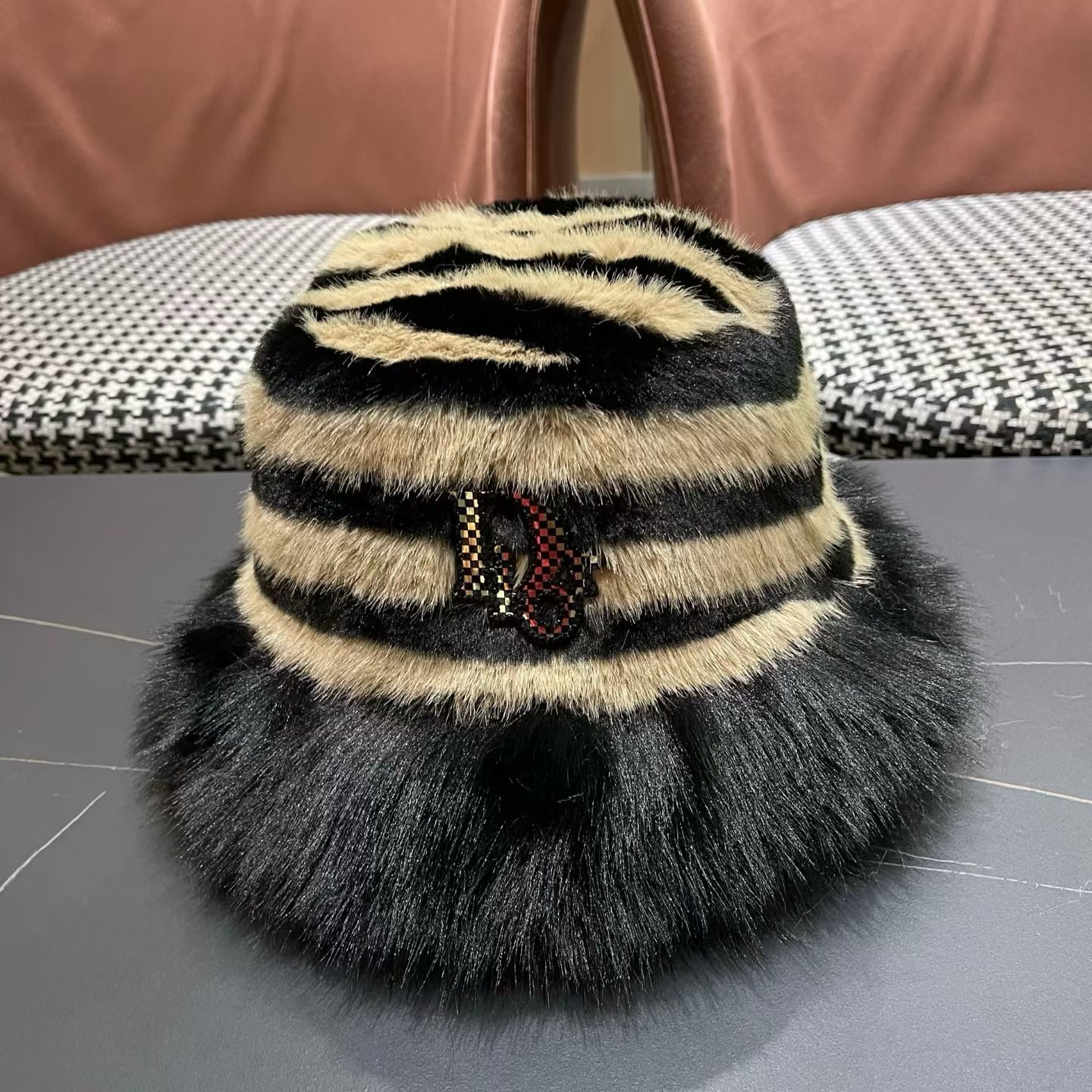 NO:643661,DIOR Dior furry striped bucket hat winter plush fluffy autumn and winter versatile basin hat winter women's hat bucket hat baseball cap knitted hat, hat, dior, dior, espadrilles, hats19860909DIOR迪奥 毛茸茸条纹渔夫帽冬天毛毛绒绒秋冬季百搭盆帽帽子冬款女帽子渔夫帽棒球帽针织帽,帽子,dior,dior,espadrilles,hats,hat