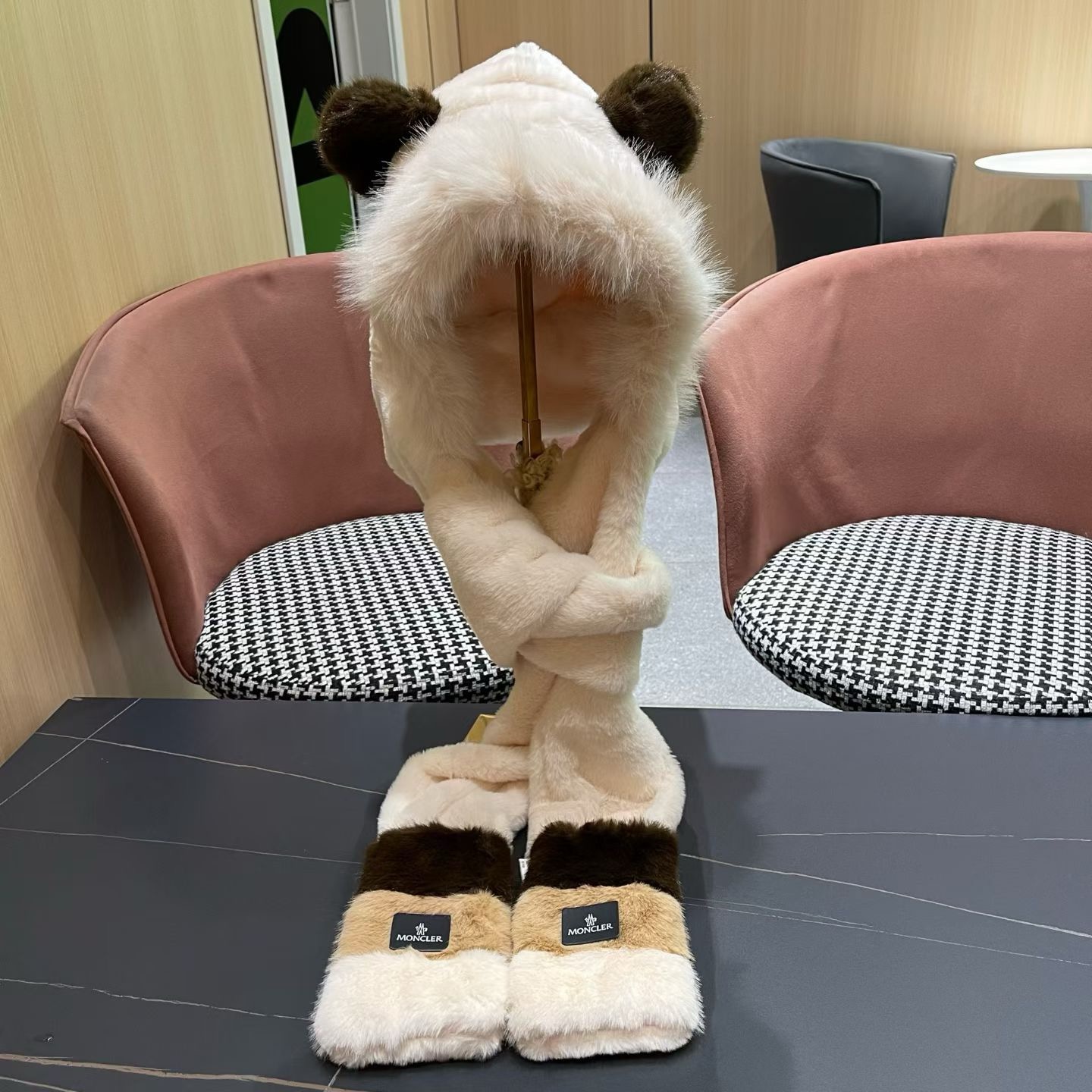 NO:643673,Moncler Moncler bear hat women's winter scarf gloves one-piece hooded neck cute warm plush ear protection Northeastern three-piece hat fisherman hat baseball cap knitted hat, hat, Moncler, Moncler, espadrilles, gloves, hats19860909蒙口Moncler盟可睐 小熊帽子女冬季围巾手套一体连帽围 脖可爱保暖毛绒护耳东北三件套帽子渔夫帽棒球帽针织帽,帽子,Moncler,Moncler,espadrilles,gloves,hats,hat