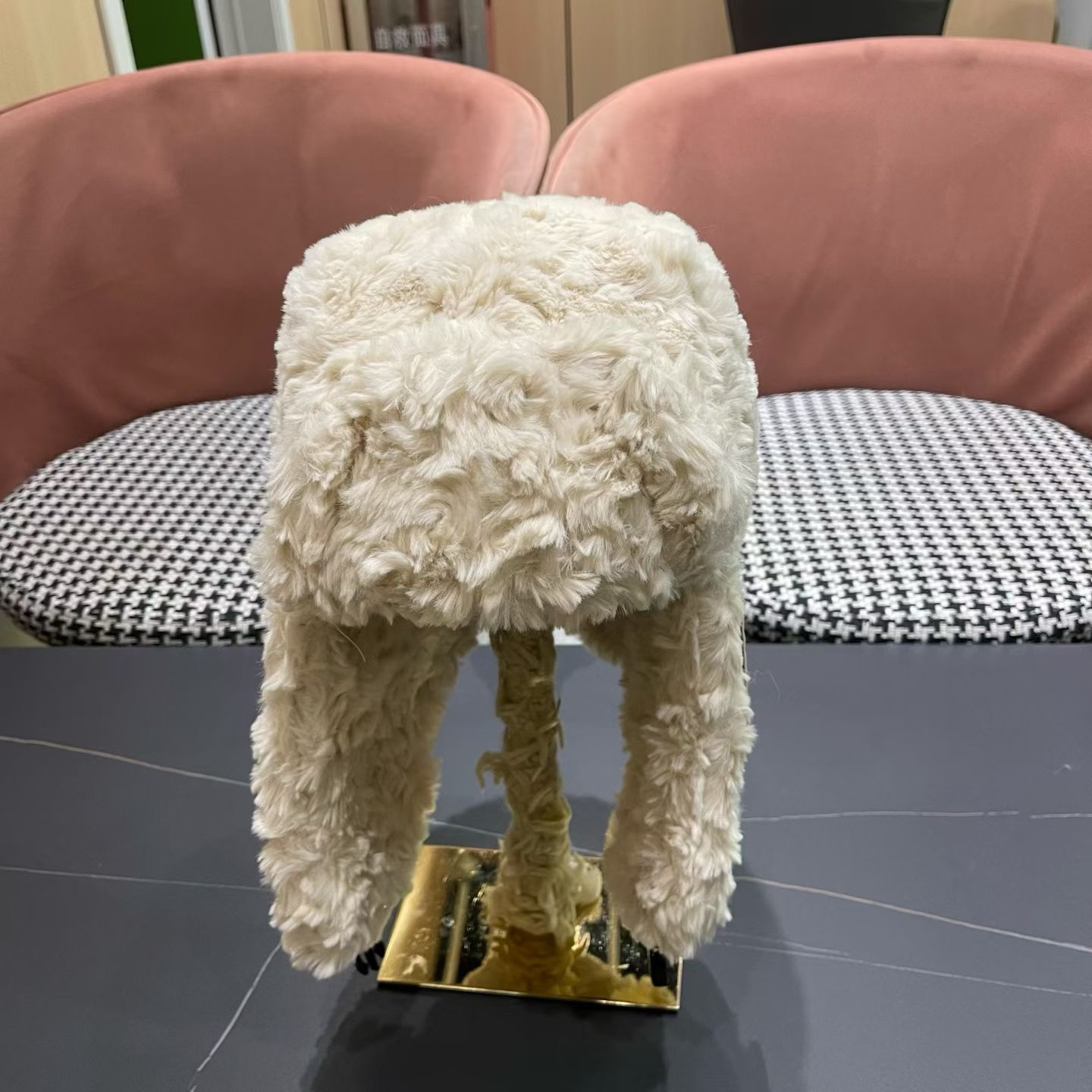 NO:643619,Burberry autumn and winter new plush thunder hat, warm essential item, fashionable and fashionable, same-style hat for men and women, fisherman hat, baseball cap, knitted hat, hat, burberry, burberry, espadrilles, hats19860909巴宝莉Burberry 秋冬新款 毛绒绒雷锋帽 保暖必备单品 时髦时尚,男女同款帽子渔夫帽棒球帽针织帽,帽子,burberry,burberry,espadrilles,hats,hat