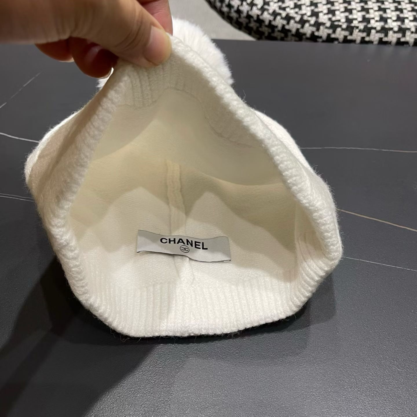Chanel香奈儿新品秋冬帽子女时尚百搭针织带球毛线帽纯色百搭保暖护耳帽