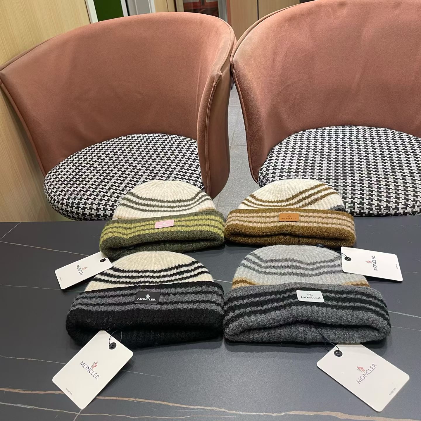 P85 MONCLER（蒙口）
户外条纹毛线帽保暖羊毛混纺2025新款秋冬登山徒步护耳针织帽