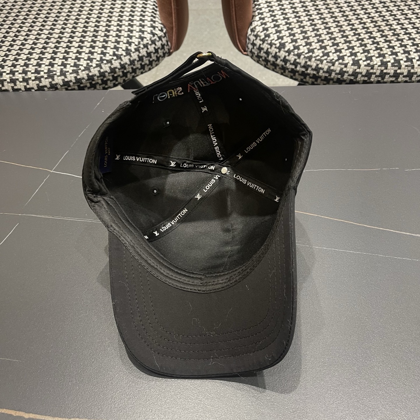 路易威登棒球帽LouisVuitton新款LV棒球帽，完美刺绣，高端大气，百搭款🤗男女通用！