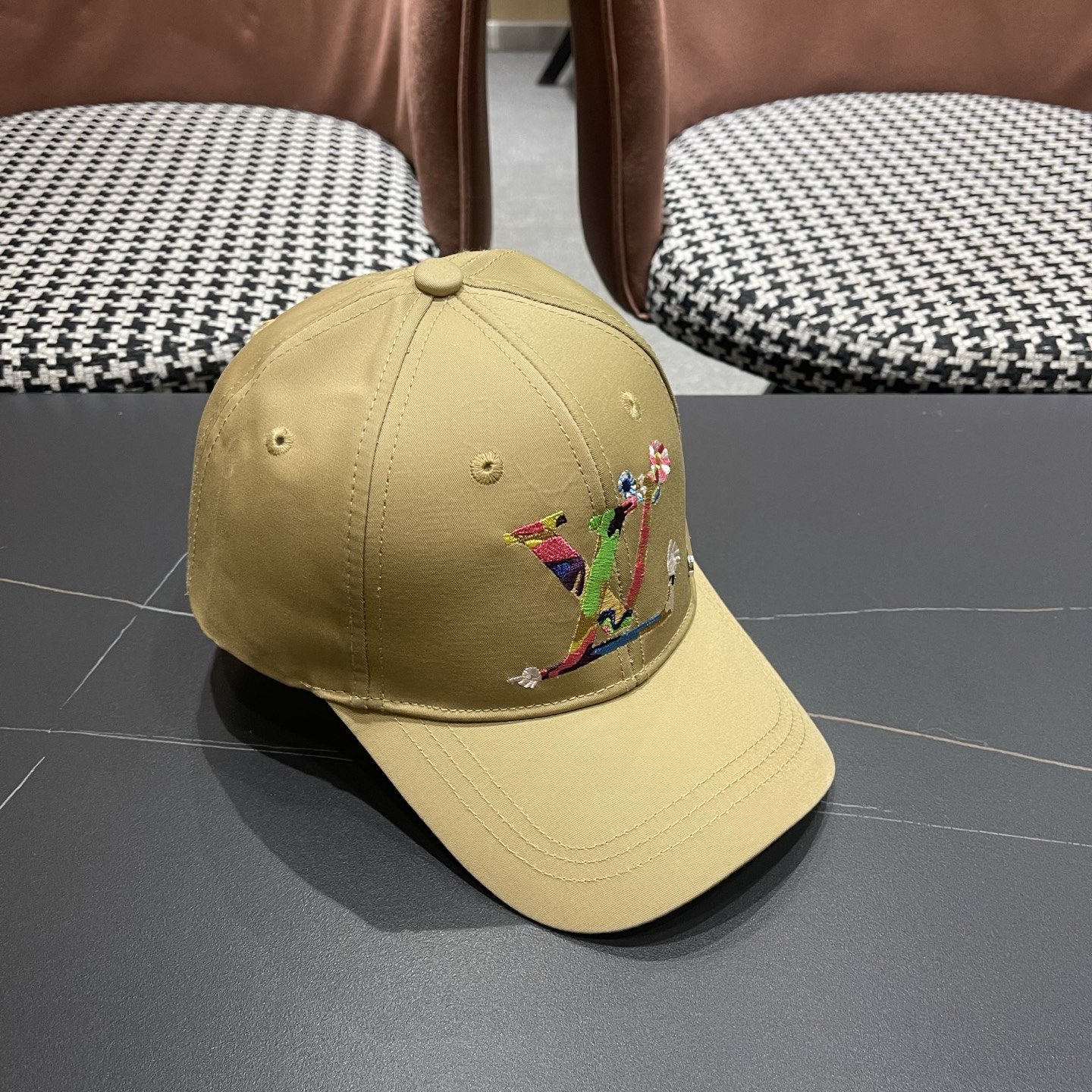路易威登棒球帽LouisVuitton新款LV棒球帽，完美刺绣，高端大气，百搭款🤗男女通用！