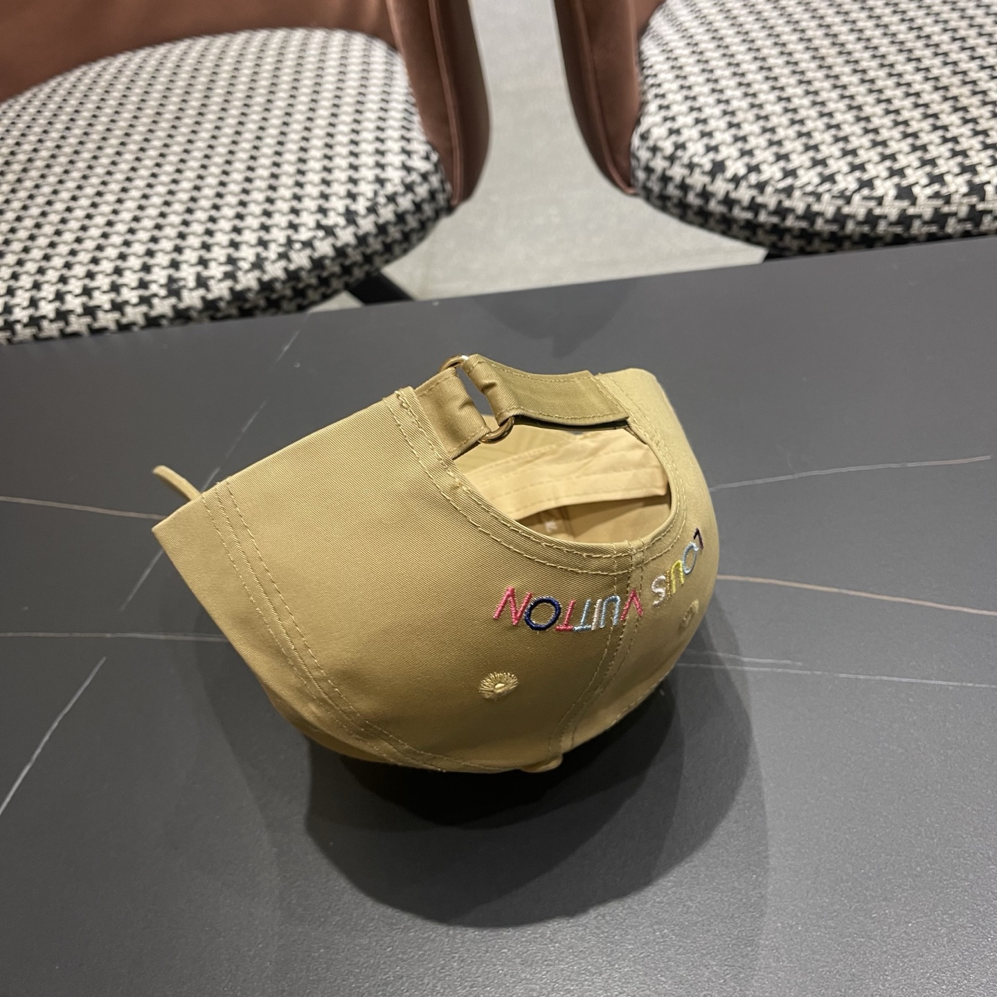 路易威登棒球帽LouisVuitton新款LV棒球帽，完美刺绣，高端大气，百搭款🤗男女通用！