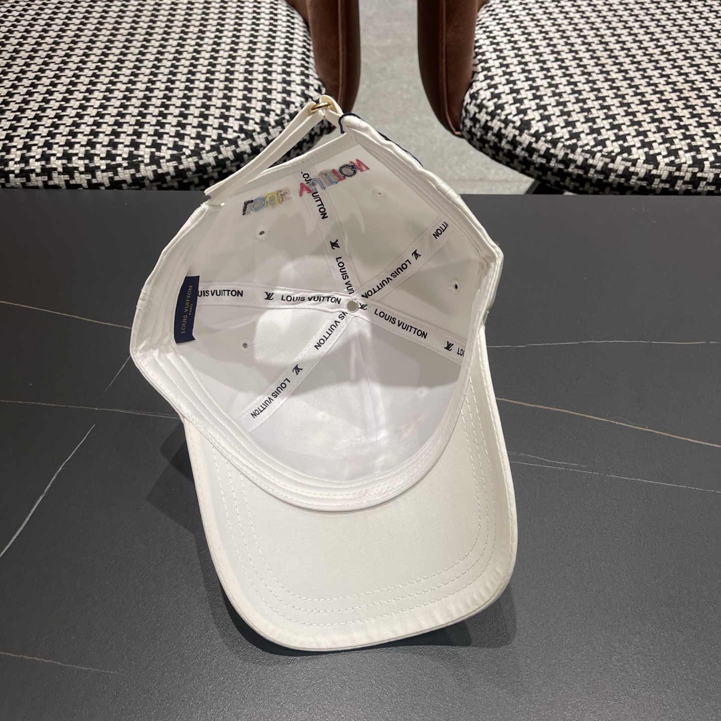 路易威登棒球帽LouisVuitton新款LV棒球帽，完美刺绣，高端大气，百搭款🤗男女通用！
