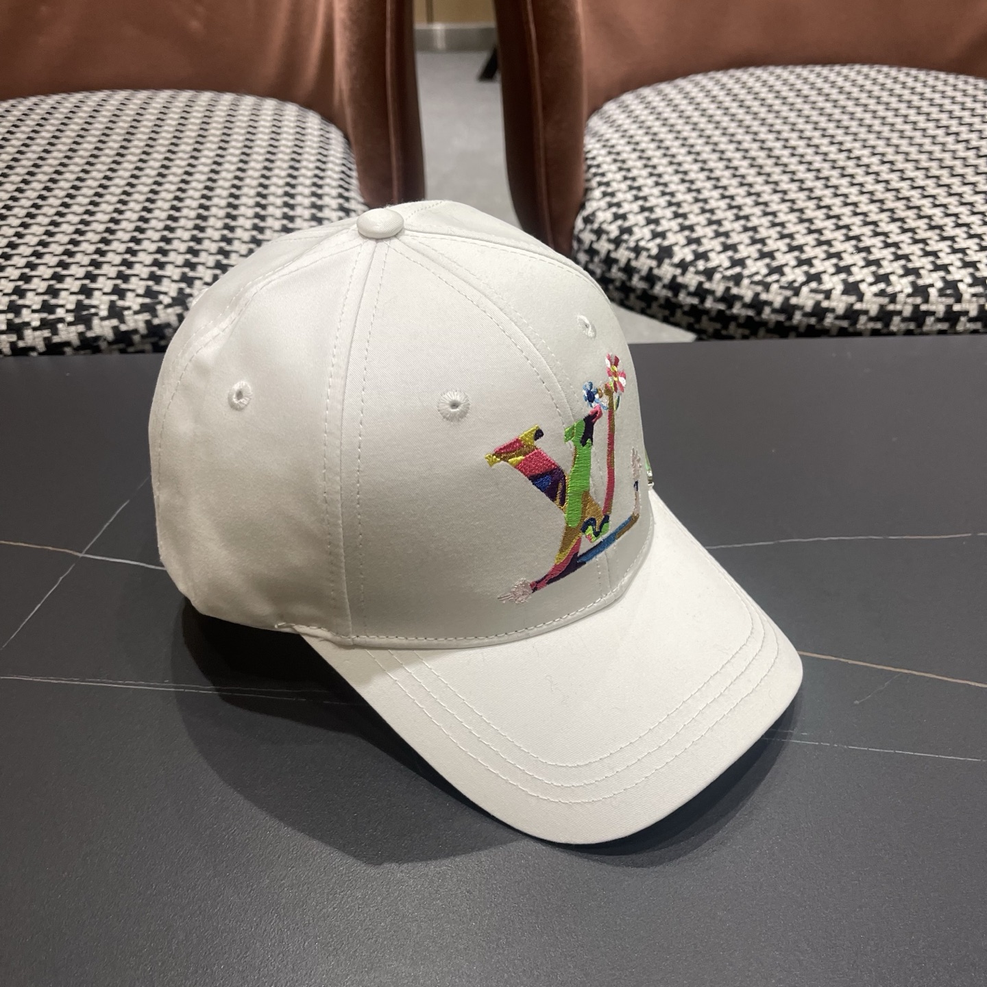 路易威登棒球帽LouisVuitton新款LV棒球帽，完美刺绣，高端大气，百搭款🤗男女通用！