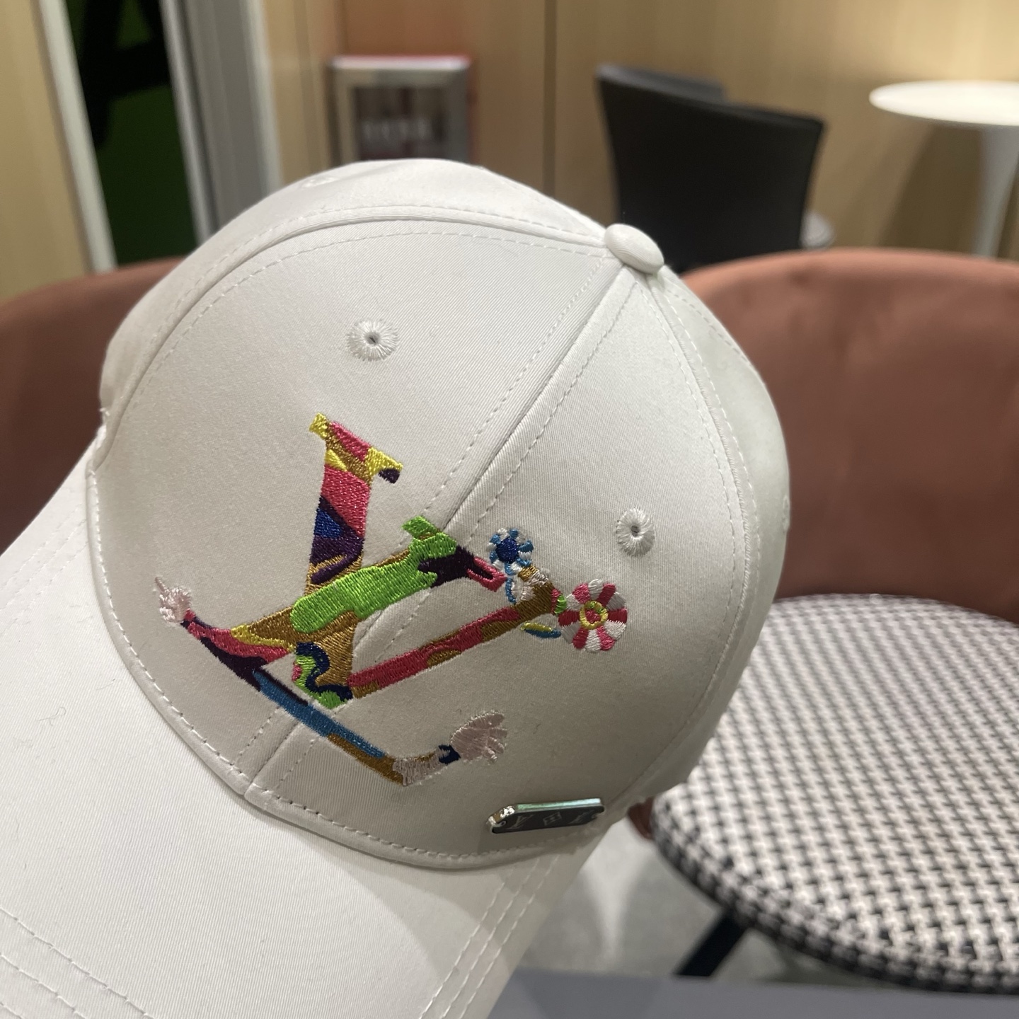 路易威登棒球帽LouisVuitton新款LV棒球帽，完美刺绣，高端大气，百搭款🤗男女通用！