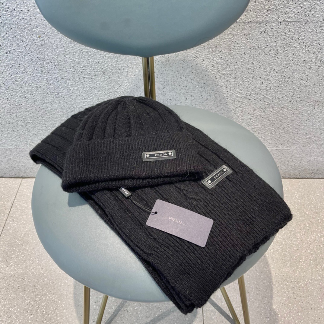 NO:701695,Prada [Wool Suit Hat Classic Suit Hat!  Hat and scarf!  It's warm and super comfortable~A great tool for young ladies to reduce their age in winter~This winter, all you need is a set of hats~It's warm and fashionable!  suit,suit,prada,hats19860909普拉达【羊毛套装帽子经典套装帽子！帽子围巾！暖暖哒超级舒服～冬日小姐姐减龄神器哦～这个冬天你就差这么一套套装帽子啦～又保暖又时尚！套装,套装,prada,hats,accessory
