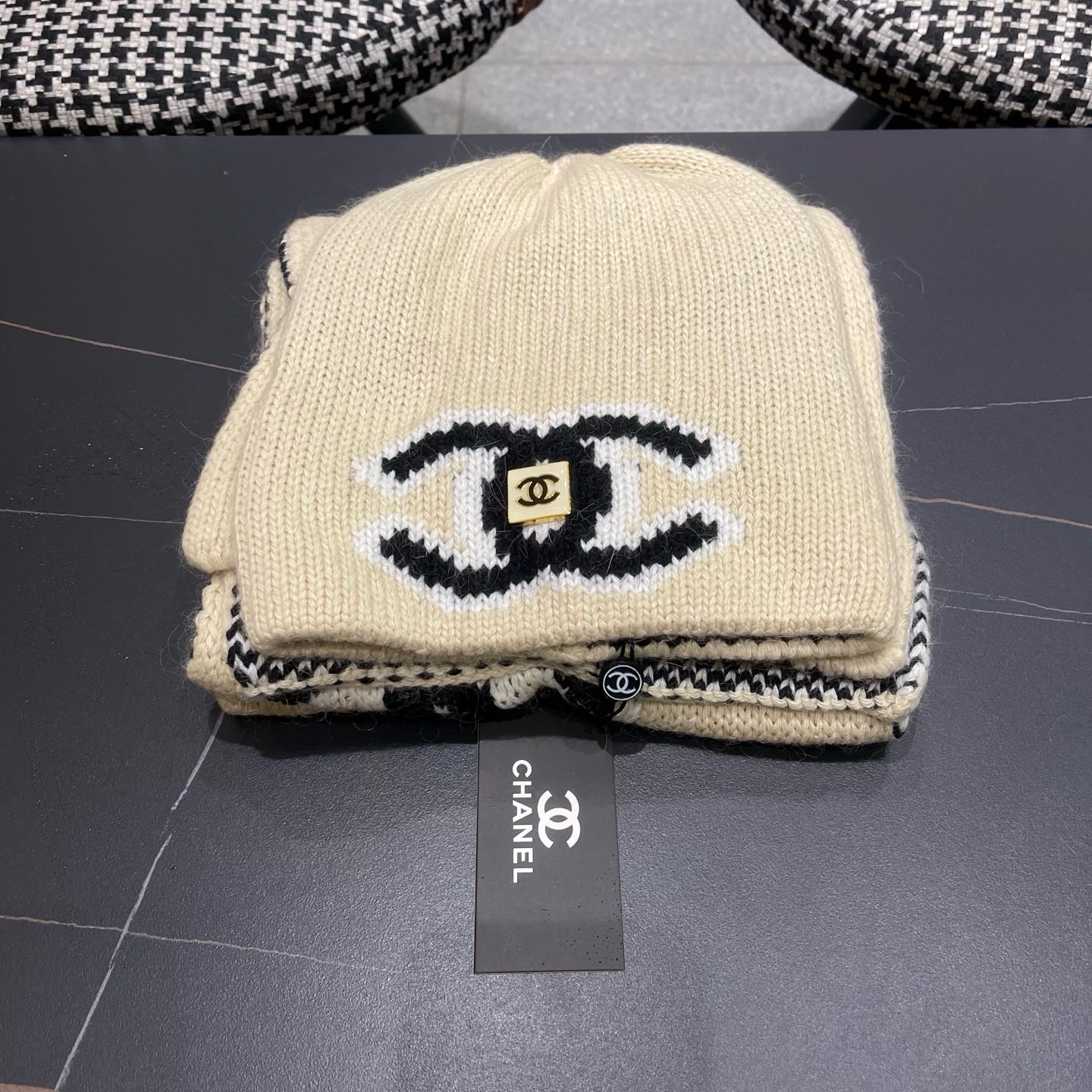 NO:701700,Chanel official website original new classic scarf and hat set, 100% cashmere, warm, warm and fashionable!  Can be made as a couple model!  Complete set of anti-counterfeiting labels and elevators!  Many styles, welcome to choose!  suit,suit,chanel,chanel,hats19860909Chanel香奈儿官方网原单新款经典围巾帽子套装,百分百羊绒 暖暖呼呼,又保暖又时尚！可以做情侣款！防伪签吊卡齐全！多多款式,欢迎选择！套装,套装,chanel,chanel,hats,accessory