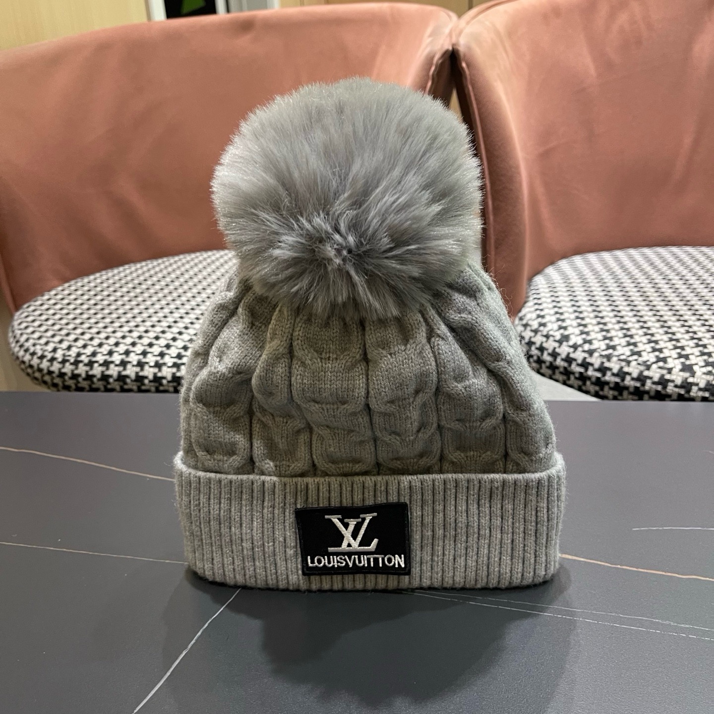 LV路易威登 针织帽女羊绒仿狐狸毛球外贸秋冬百搭手编麻花 保暖护耳毛线帽