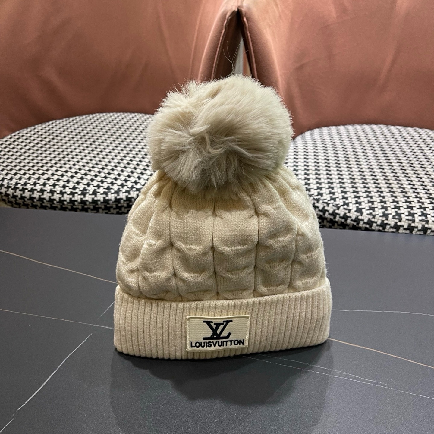 LV路易威登 针织帽女羊绒仿狐狸毛球外贸秋冬百搭手编麻花 保暖护耳毛线帽