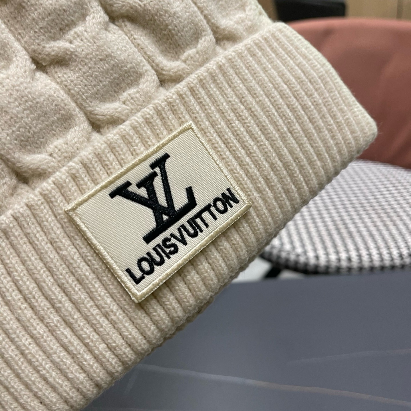 LV路易威登 针织帽女羊绒仿狐狸毛球外贸秋冬百搭手编麻花 保暖护耳毛线帽