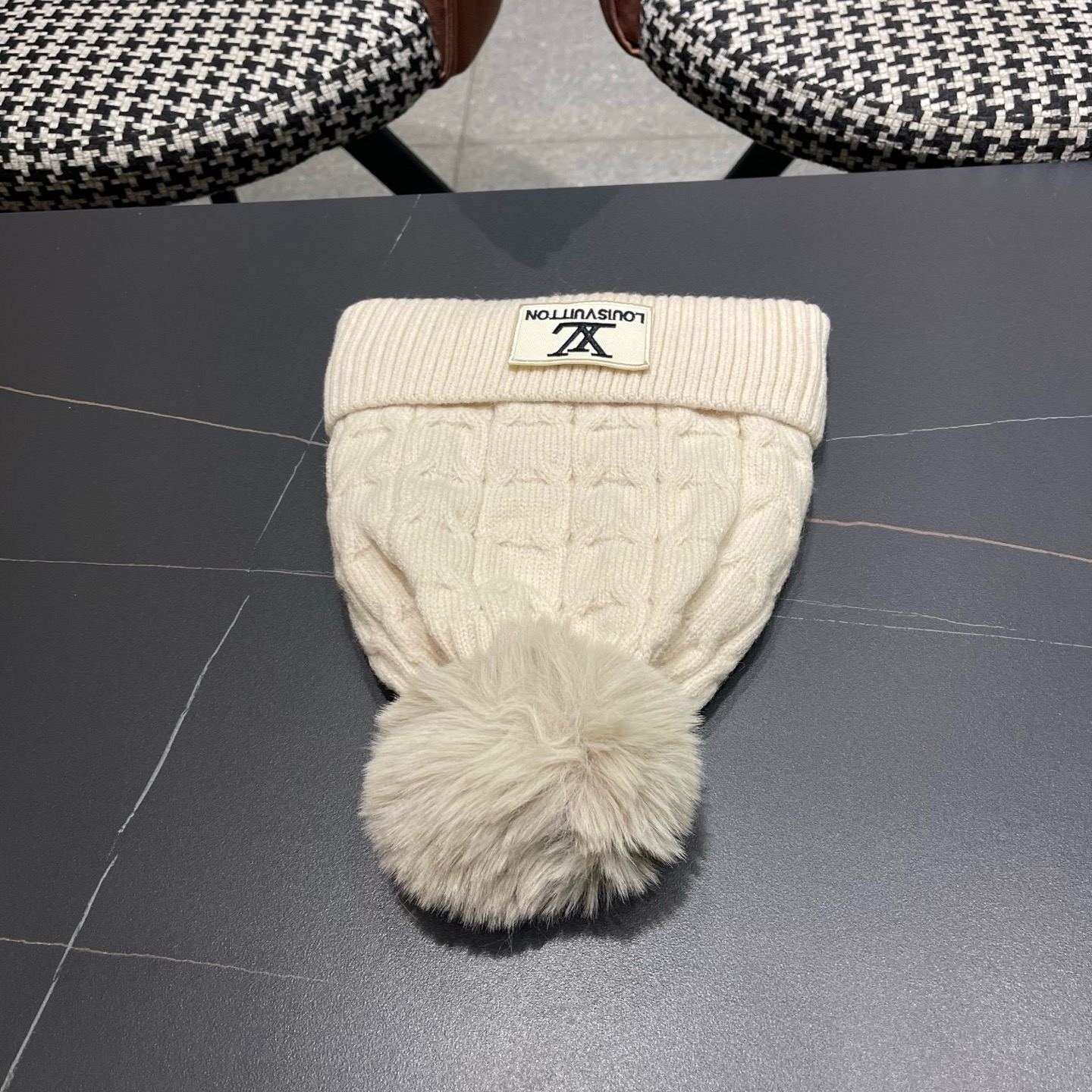 LV路易威登 针织帽女羊绒仿狐狸毛球外贸秋冬百搭手编麻花 保暖护耳毛线帽