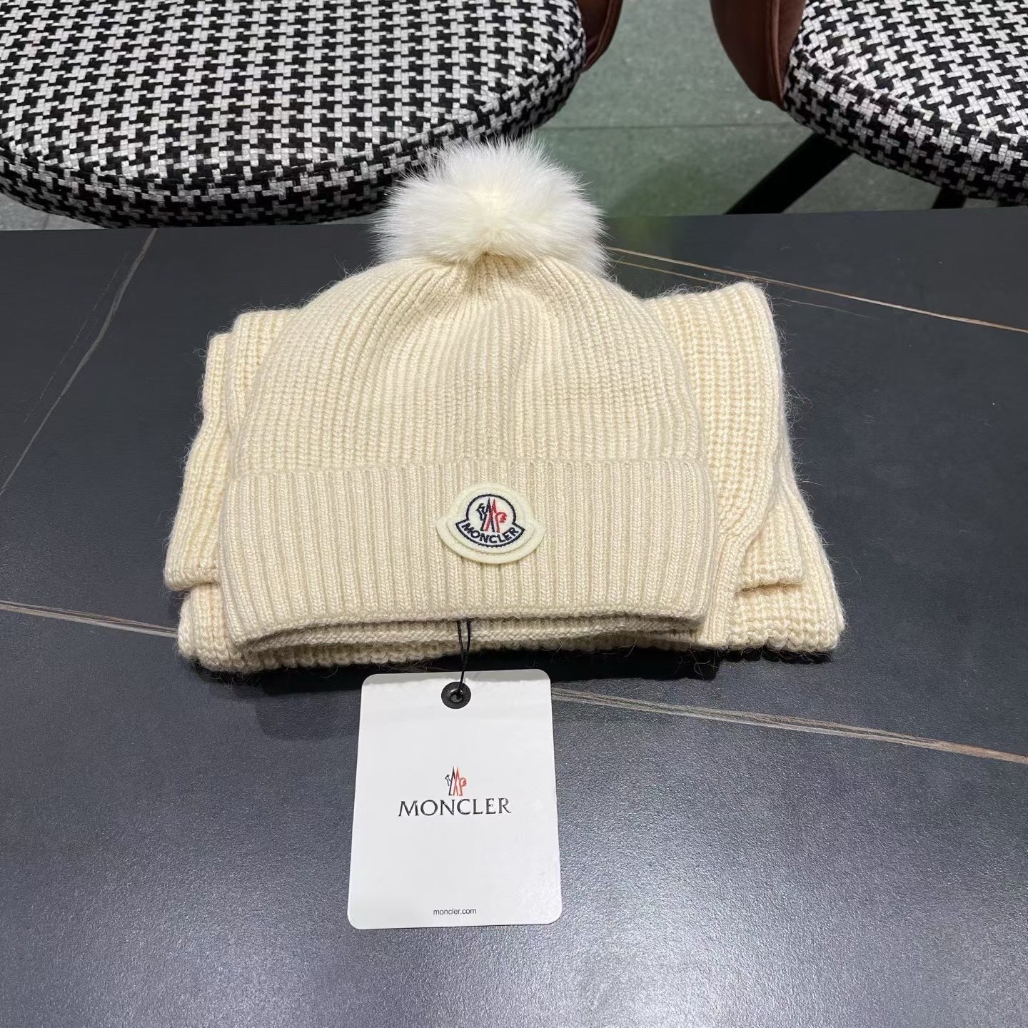 NO:701705,Moncler muzzle suit 2025 autumn and winter cuffed wool knitted beanie high quality customization!  This must be my favorite of minimalism. It is clean, neat, fashionable and versatile, and will definitely not be picky about your face shape!  A fashionable classic that lasts forever!  Both men and women are welcome!  suit,suit,Moncler,hats19860909Moncler 蒙口套装2025秋冬款翻边羊毛针织毛线帽 高品质定制！这款必定是极简主义的最爱干净,利索,时尚百搭,绝对不挑脸型！属于时尚经典的万年款！ 男女都可！套装,套装,Moncler,hats,accessory