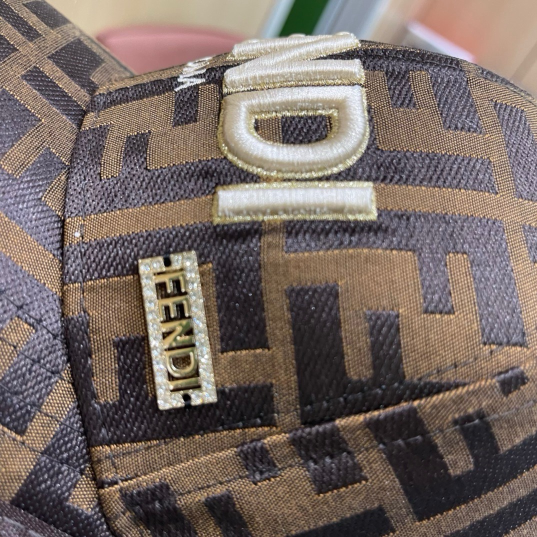 FENDI芬迪，新品棒球帽 代购版本！时尚潮流，高端做工！非一般的品质，细节看实拍哦