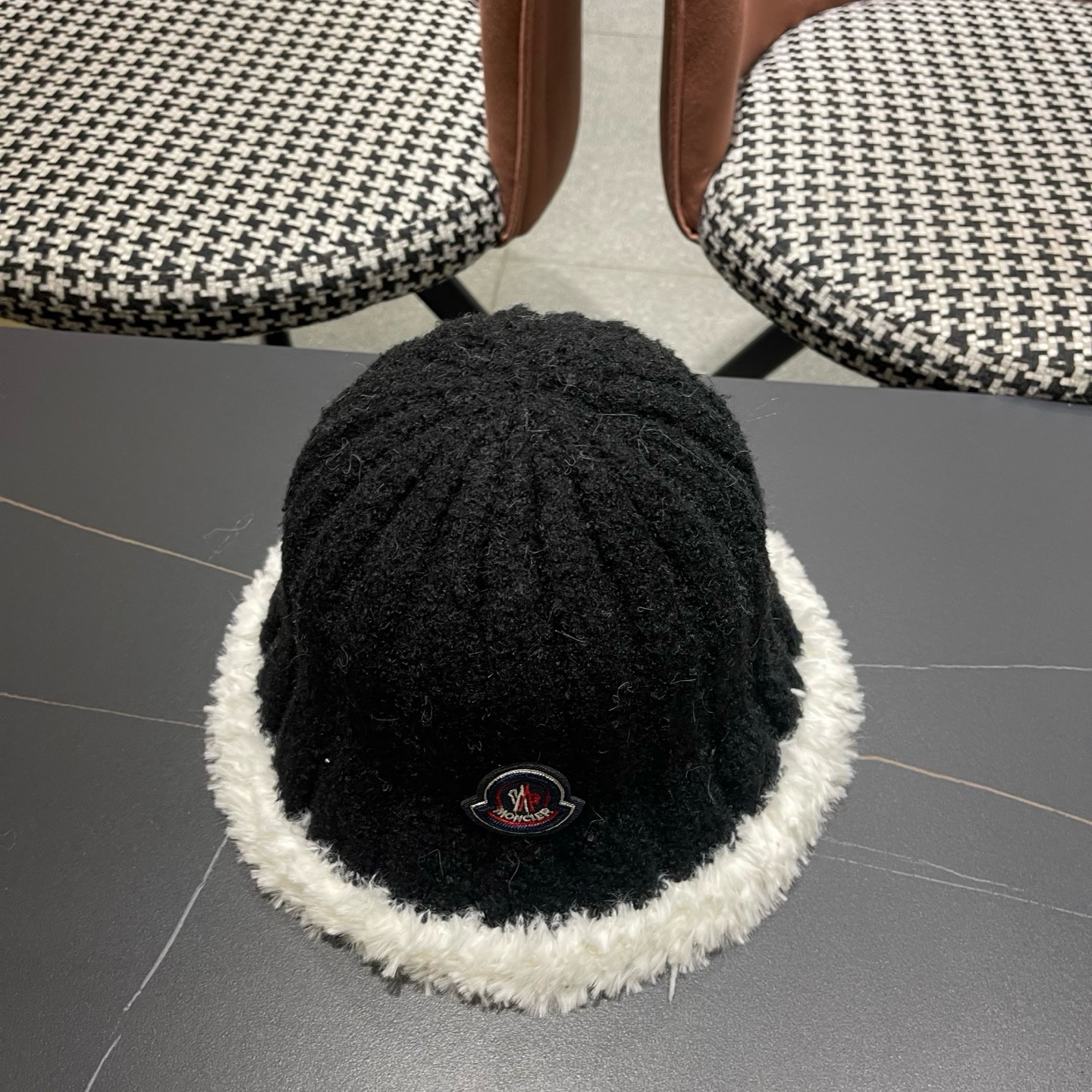 MONCLER（蒙口）拼色帽边毛绒渔夫帽子秋冬季保暖时尚百搭女大头围显脸小休闲盆帽
