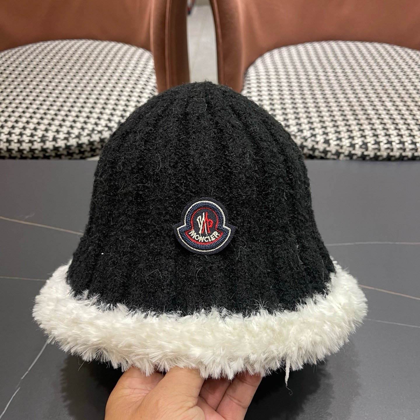 MONCLER（蒙口）拼色帽边毛绒渔夫帽子秋冬季保暖时尚百搭女大头围显脸小休闲盆帽