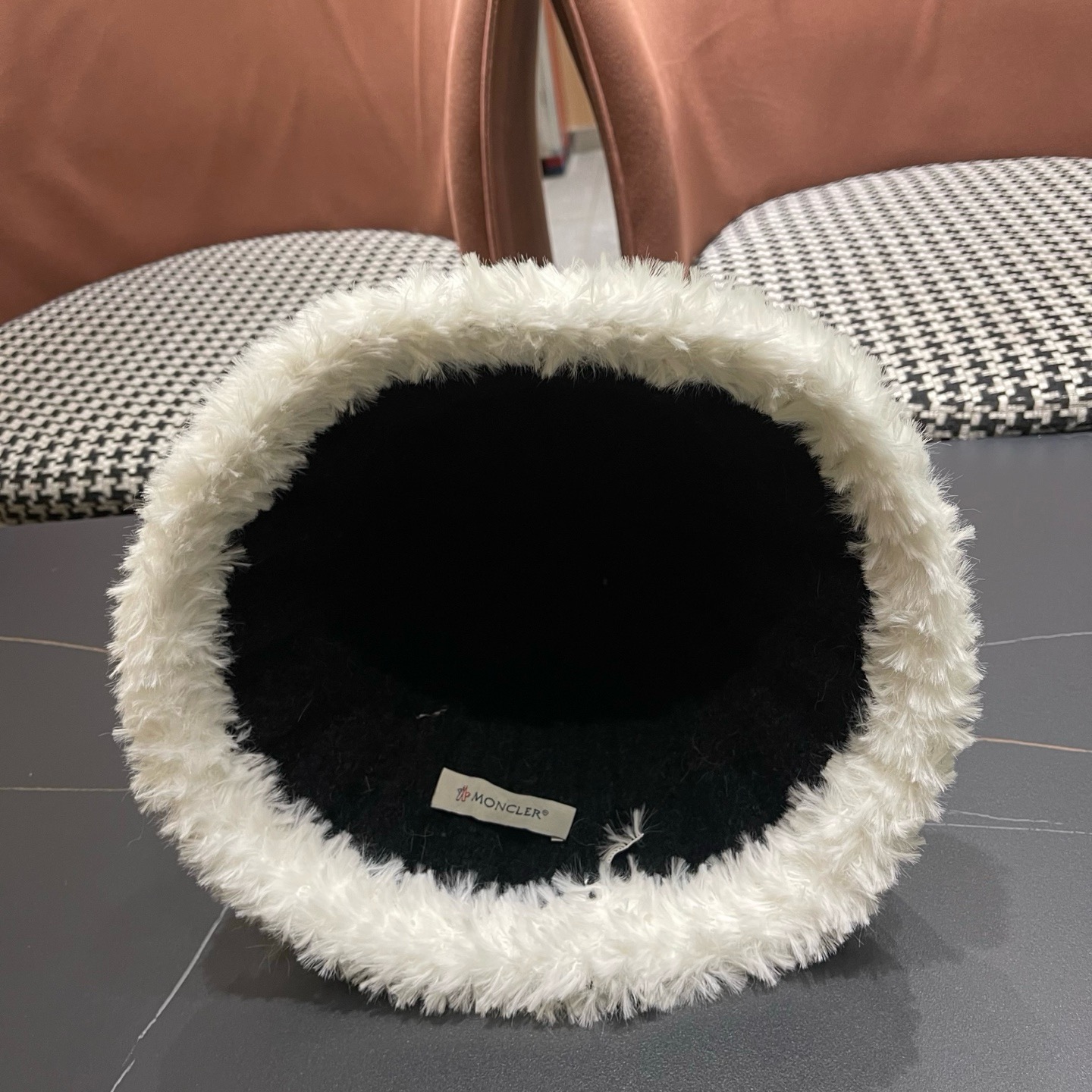 MONCLER（蒙口）拼色帽边毛绒渔夫帽子秋冬季保暖时尚百搭女大头围显脸小休闲盆帽
