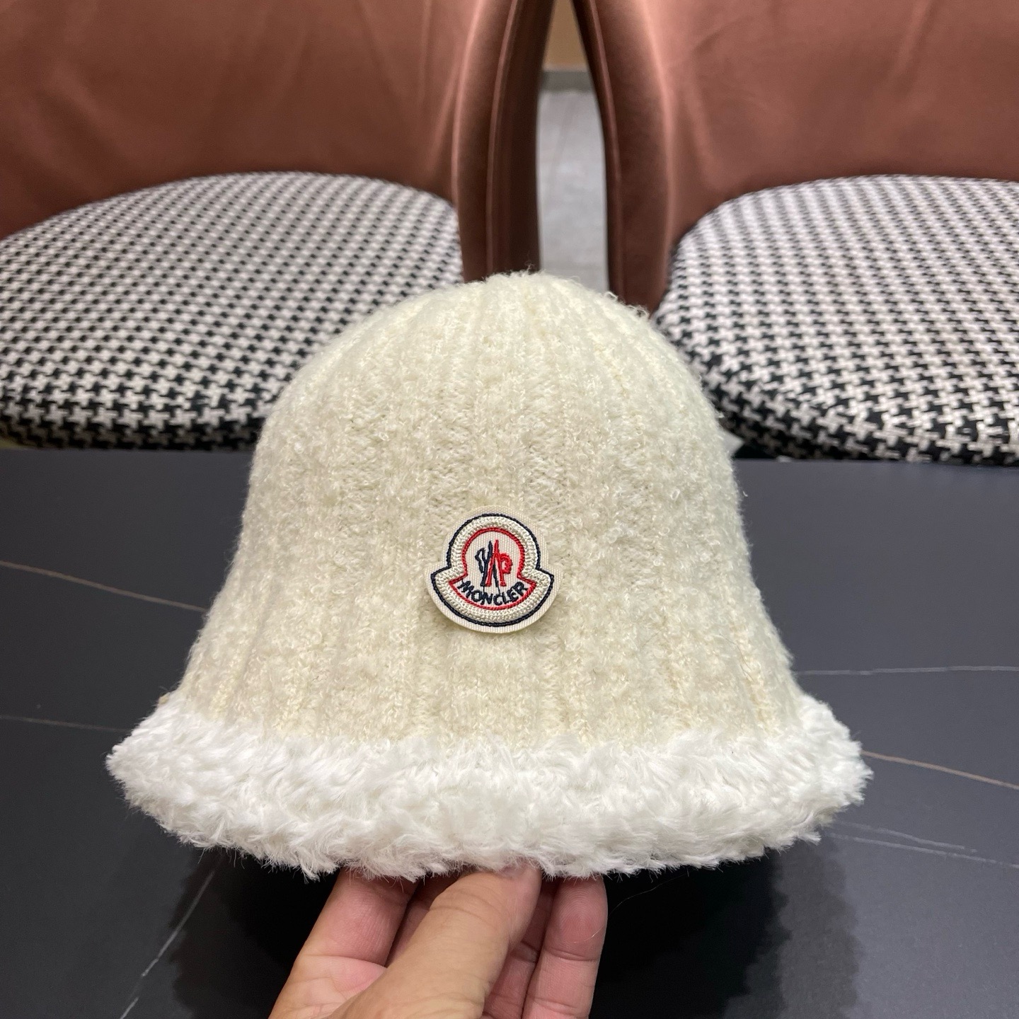MONCLER（蒙口）拼色帽边毛绒渔夫帽子秋冬季保暖时尚百搭女大头围显脸小休闲盆帽