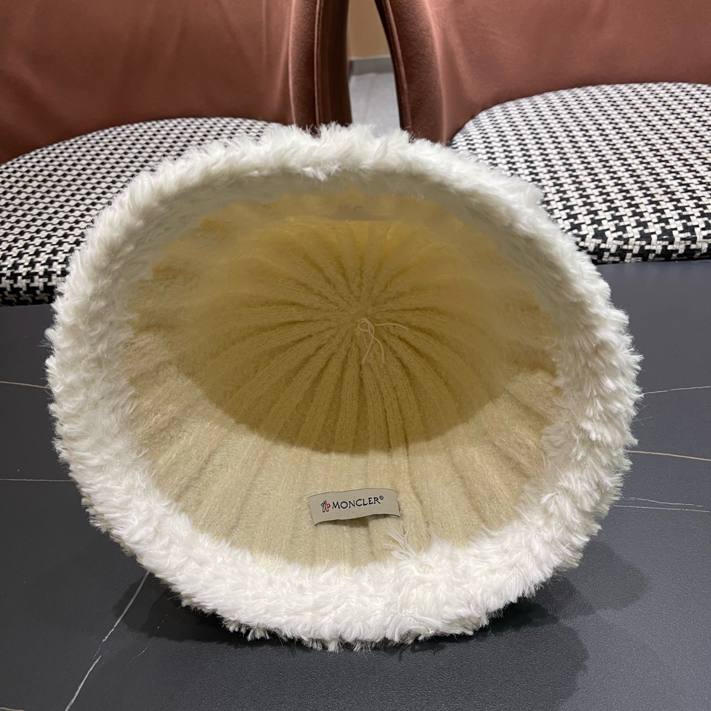 MONCLER（蒙口）拼色帽边毛绒渔夫帽子秋冬季保暖时尚百搭女大头围显脸小休闲盆帽