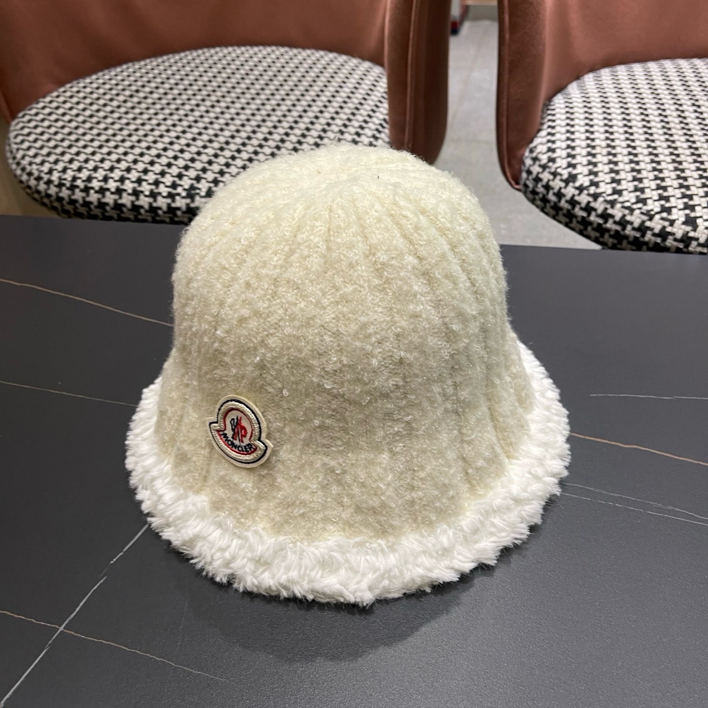 MONCLER（蒙口）拼色帽边毛绒渔夫帽子秋冬季保暖时尚百搭女大头围显脸小休闲盆帽