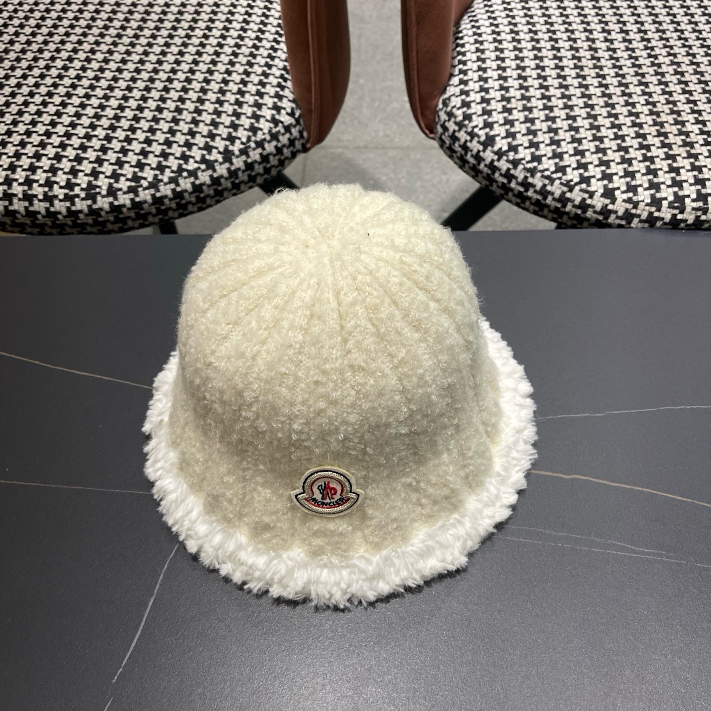 MONCLER（蒙口）拼色帽边毛绒渔夫帽子秋冬季保暖时尚百搭女大头围显脸小休闲盆帽