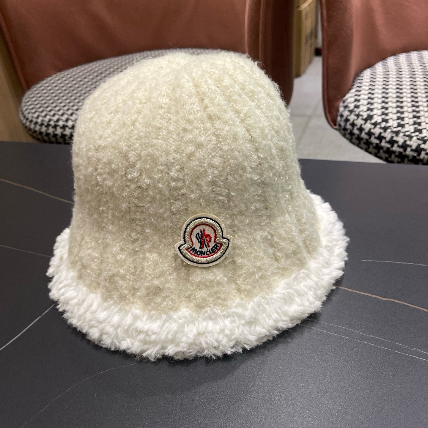 MONCLER（蒙口）拼色帽边毛绒渔夫帽子秋冬季保暖时尚百搭女大头围显脸小休闲盆帽