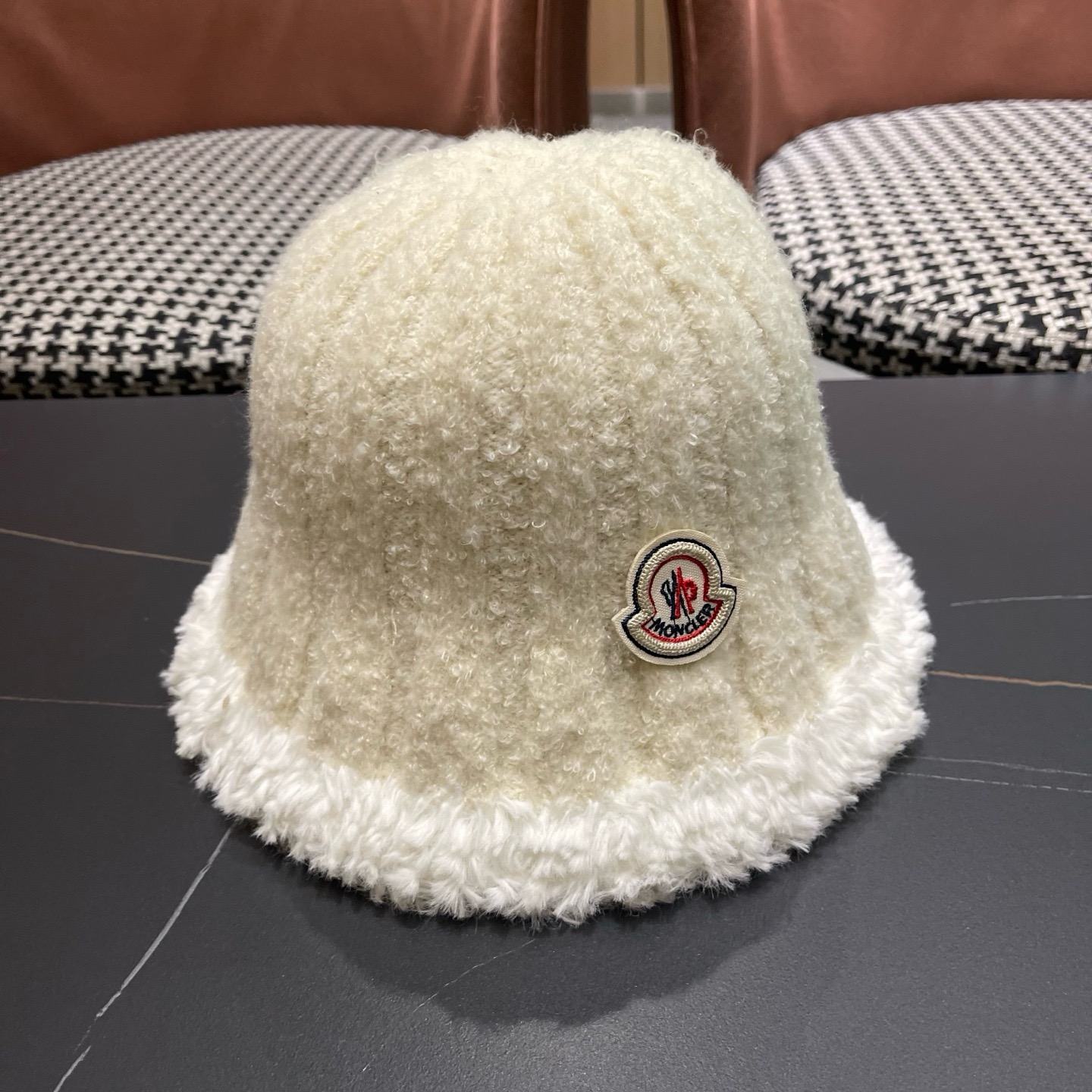 MONCLER（蒙口）拼色帽边毛绒渔夫帽子秋冬季保暖时尚百搭女大头围显脸小休闲盆帽