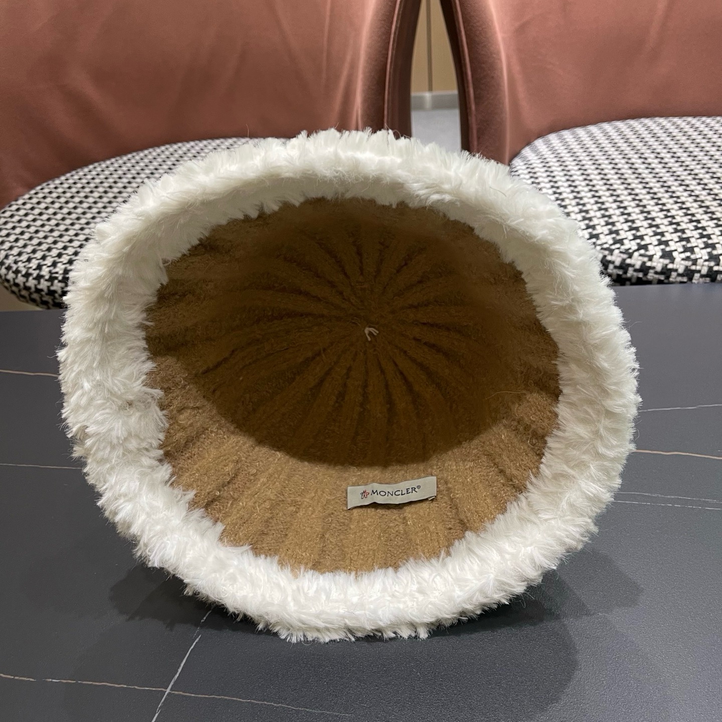 MONCLER（蒙口）拼色帽边毛绒渔夫帽子秋冬季保暖时尚百搭女大头围显脸小休闲盆帽